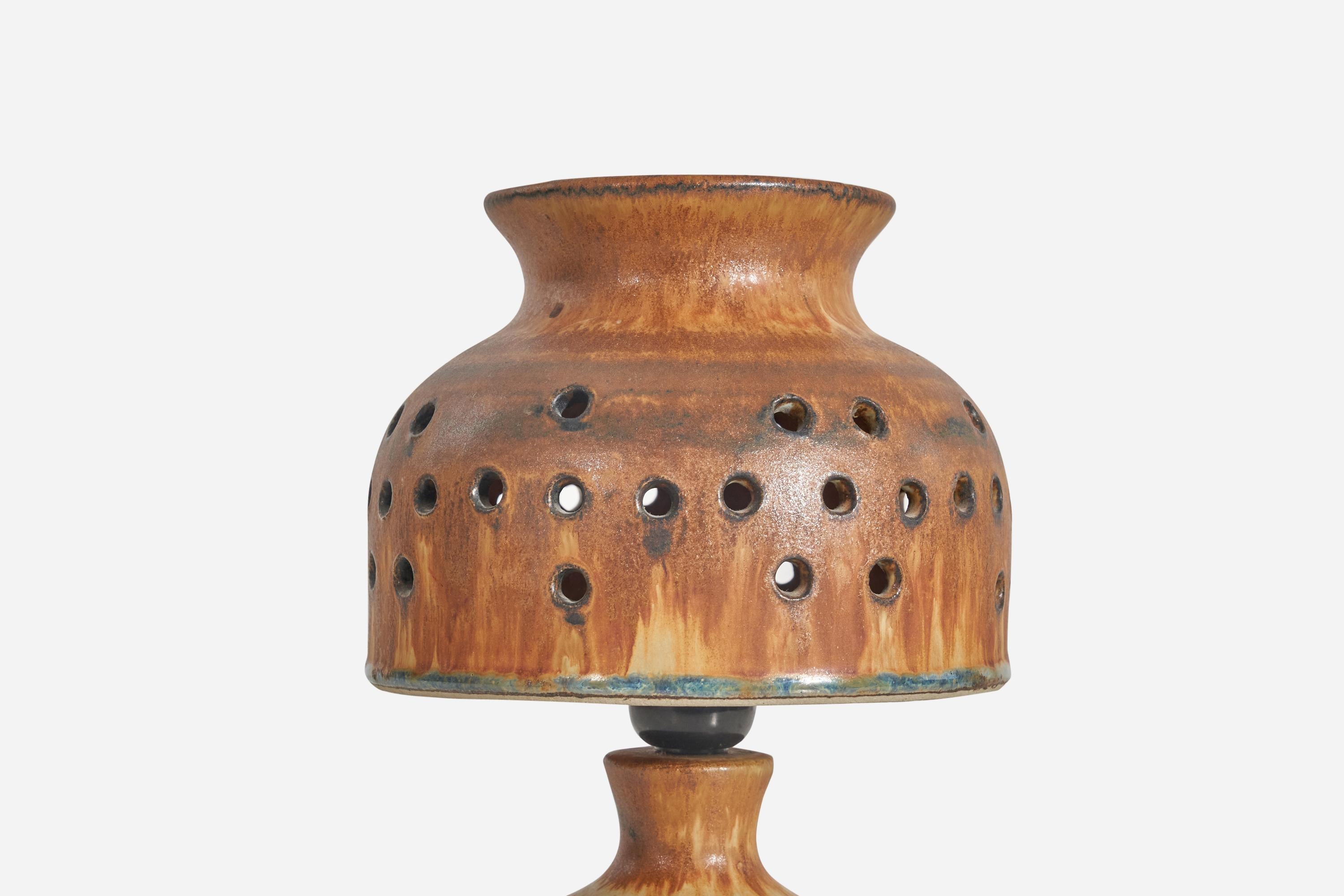 Bruno Karlsson, Table Lamp, Brown-Glazed Stoneware, Studio Ego, Sweden, 1960s In Good Condition In High Point, NC