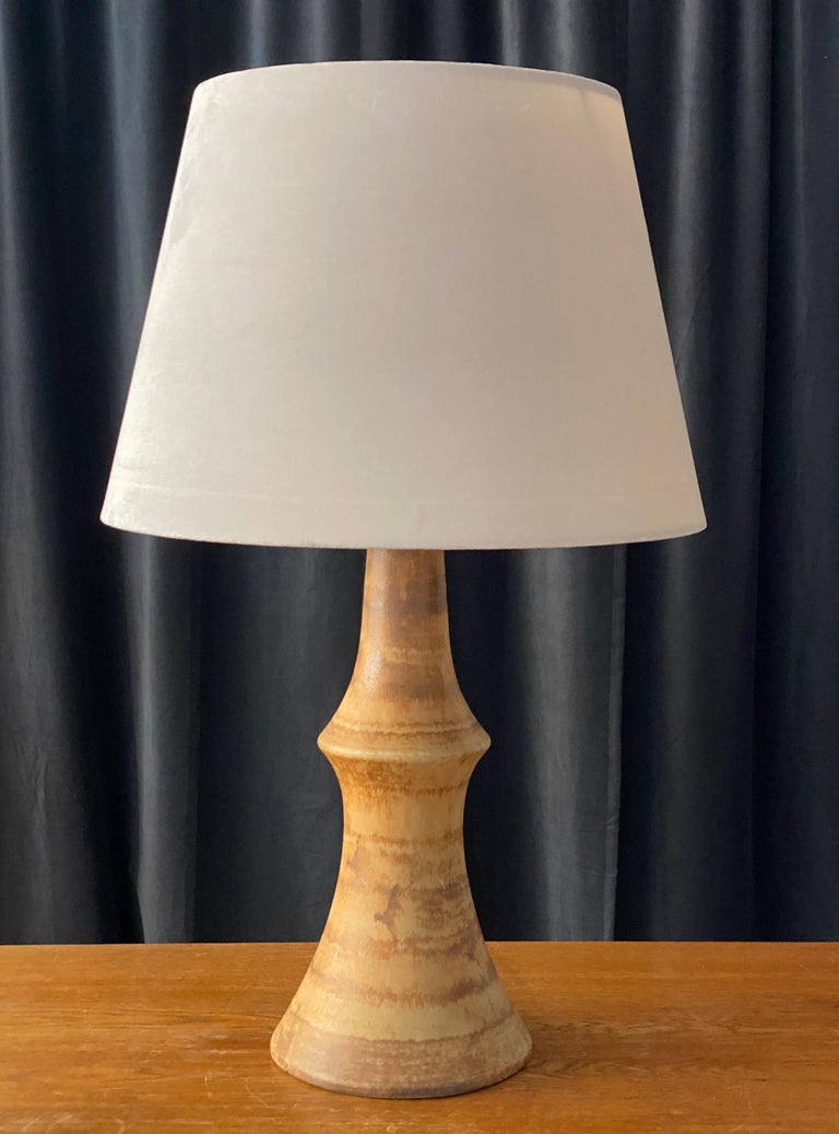 A stoneware table lamp, executed by Bruno Karlsson in abstract form and highly artistic brown / yellow / beige glaze. In his Studio, called 