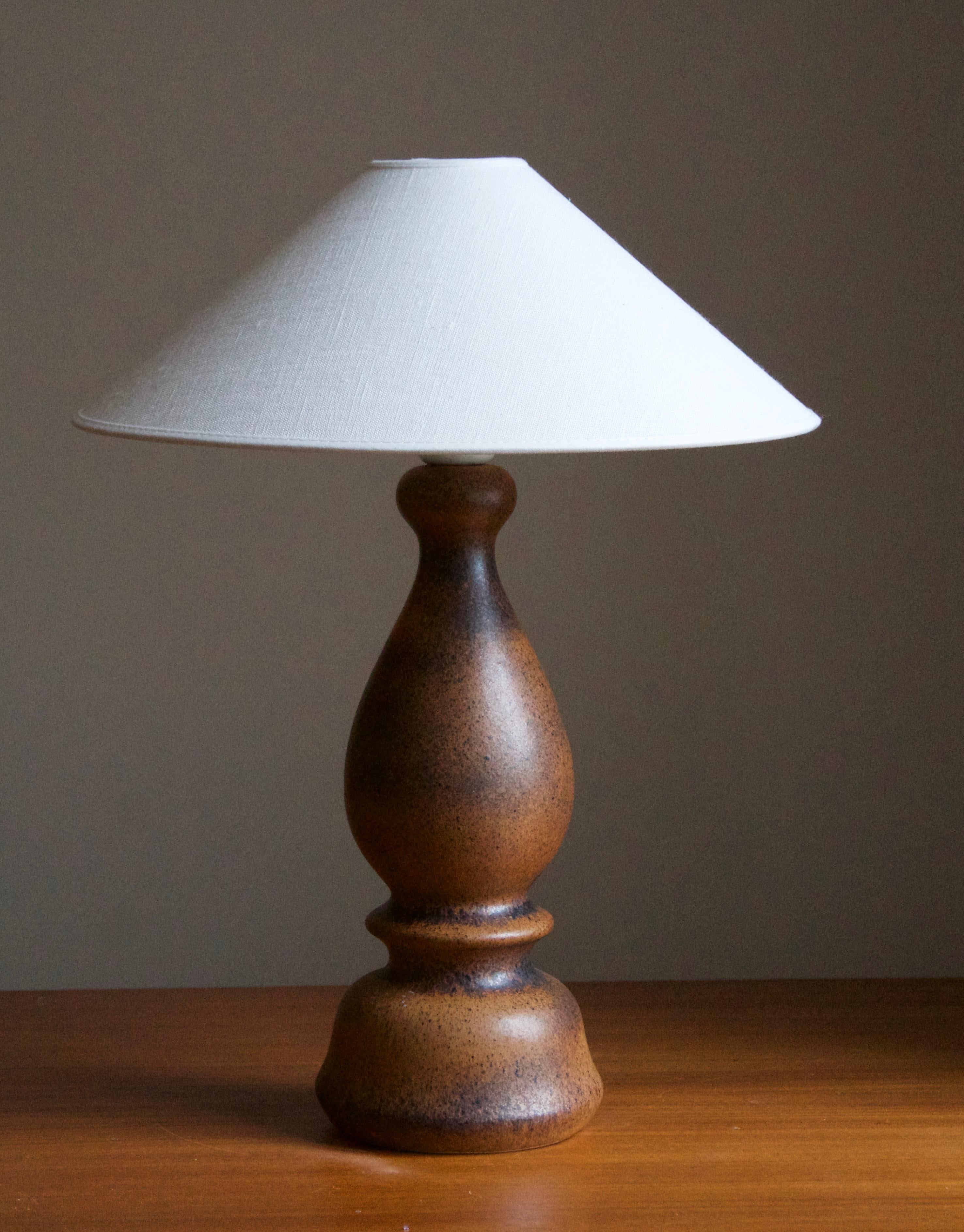 Une lampe de table en grès, exécutée par Bruno Karlsson. Dans son Studio, appelé 