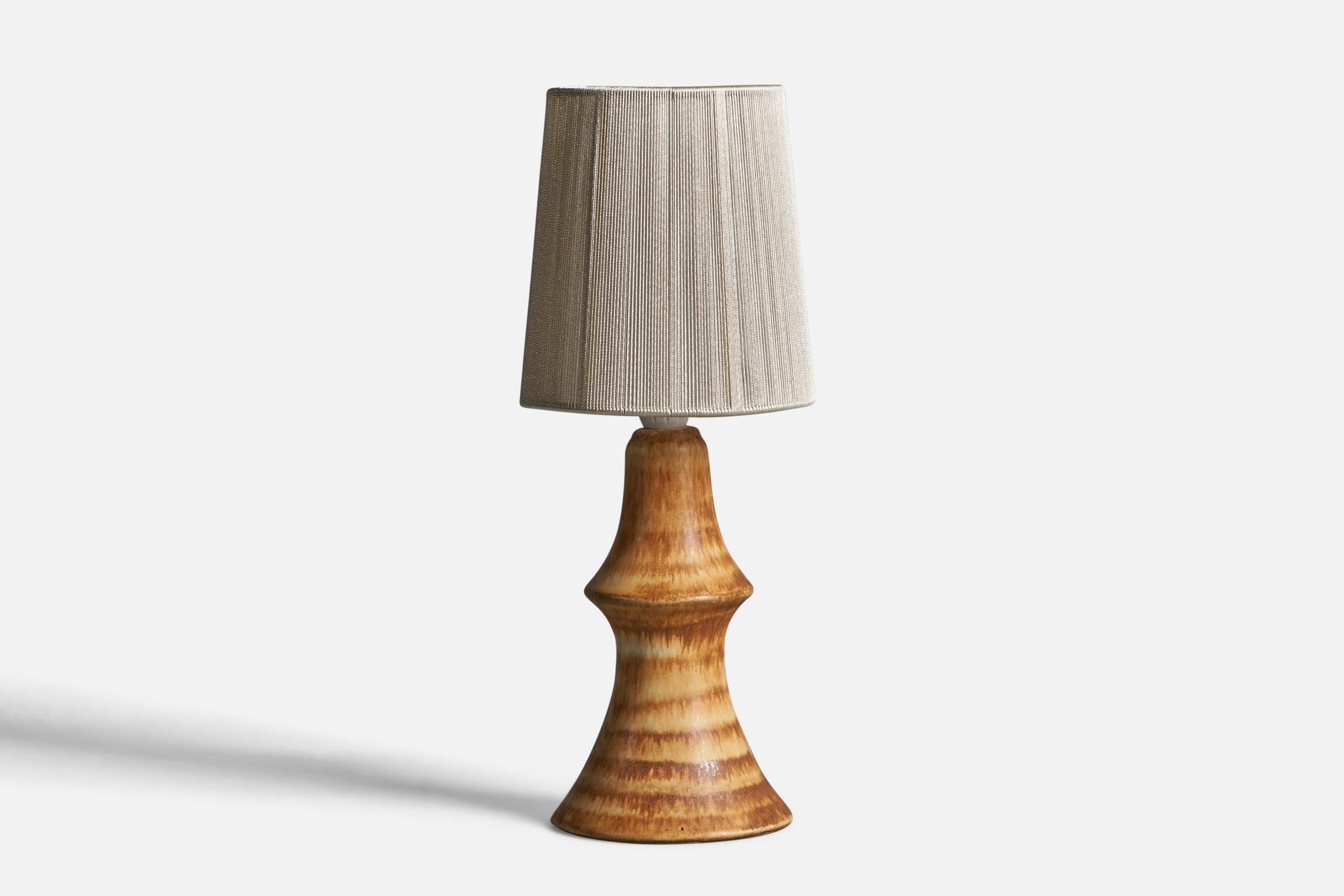 A beige brown stoneware and string fabric table lamp designed by Bruno Karlsson and Ego Stengods, Sweden, 1960s.

Overall Dimensions (inches): 15.25