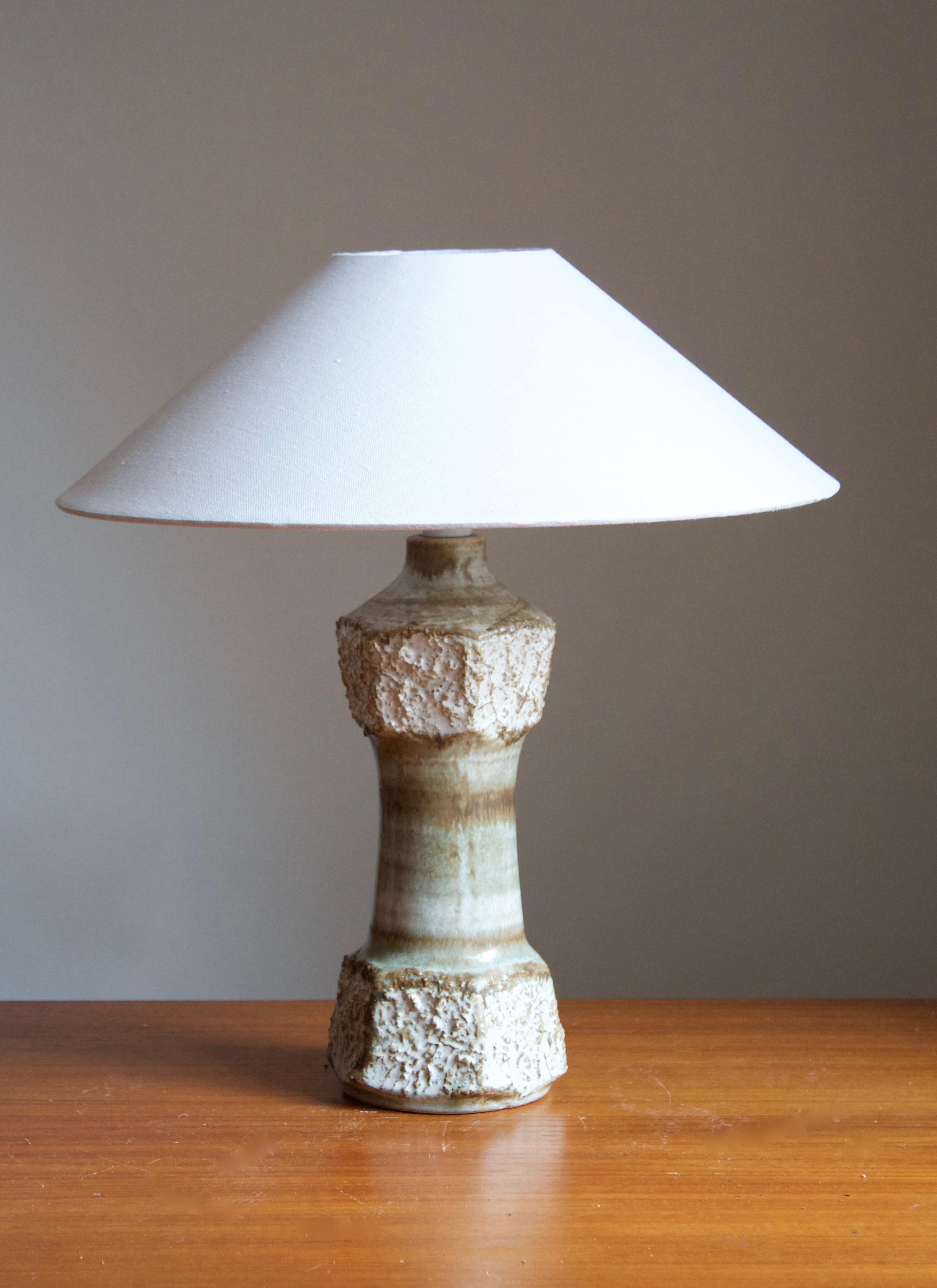 Une lampe de table en grès, exécutée par Bruno Karlsson. Dans son studio, appelé 