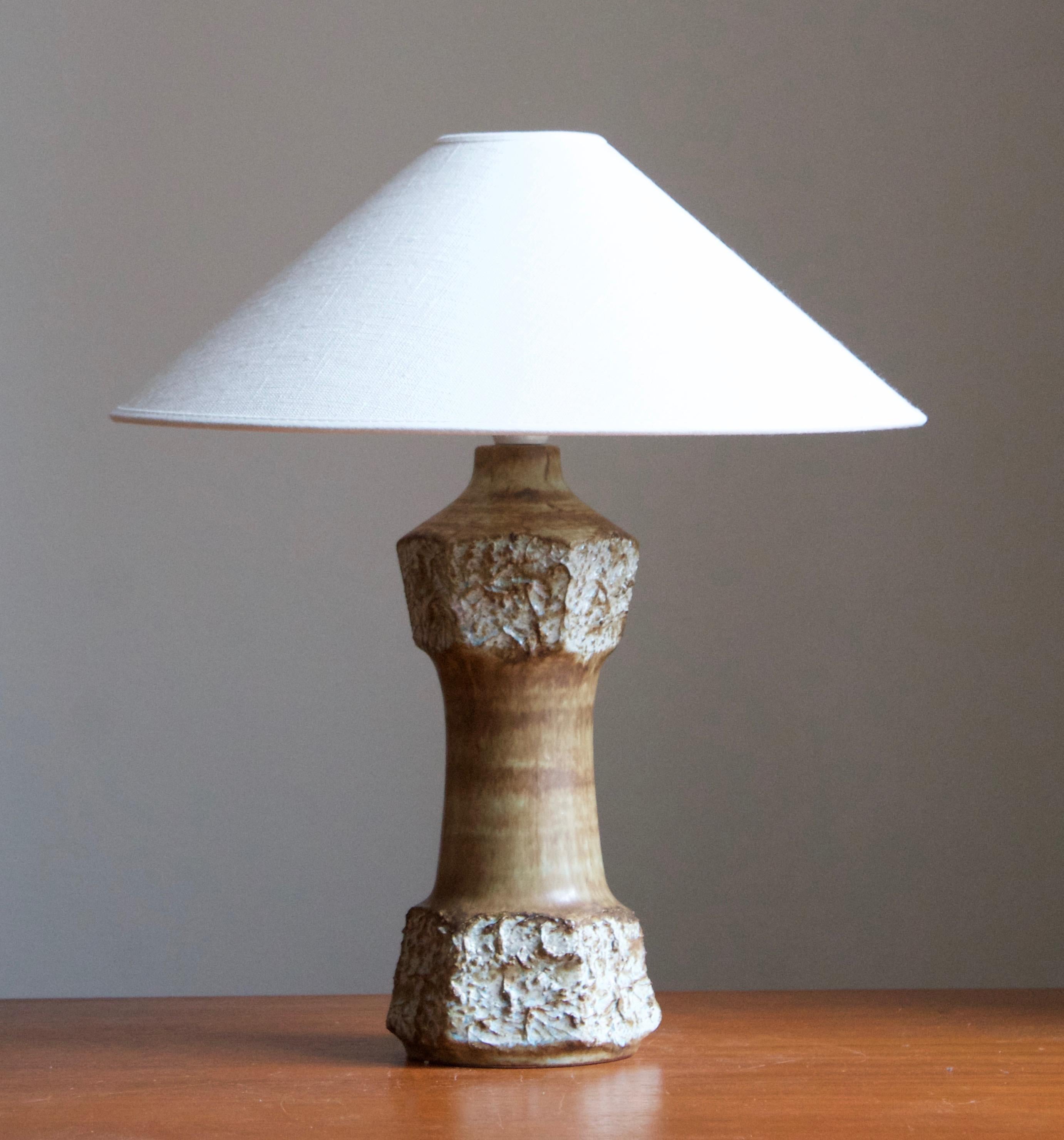 Une lampe de table en grès, exécutée par Bruno Karlsson. Dans son studio, appelé 