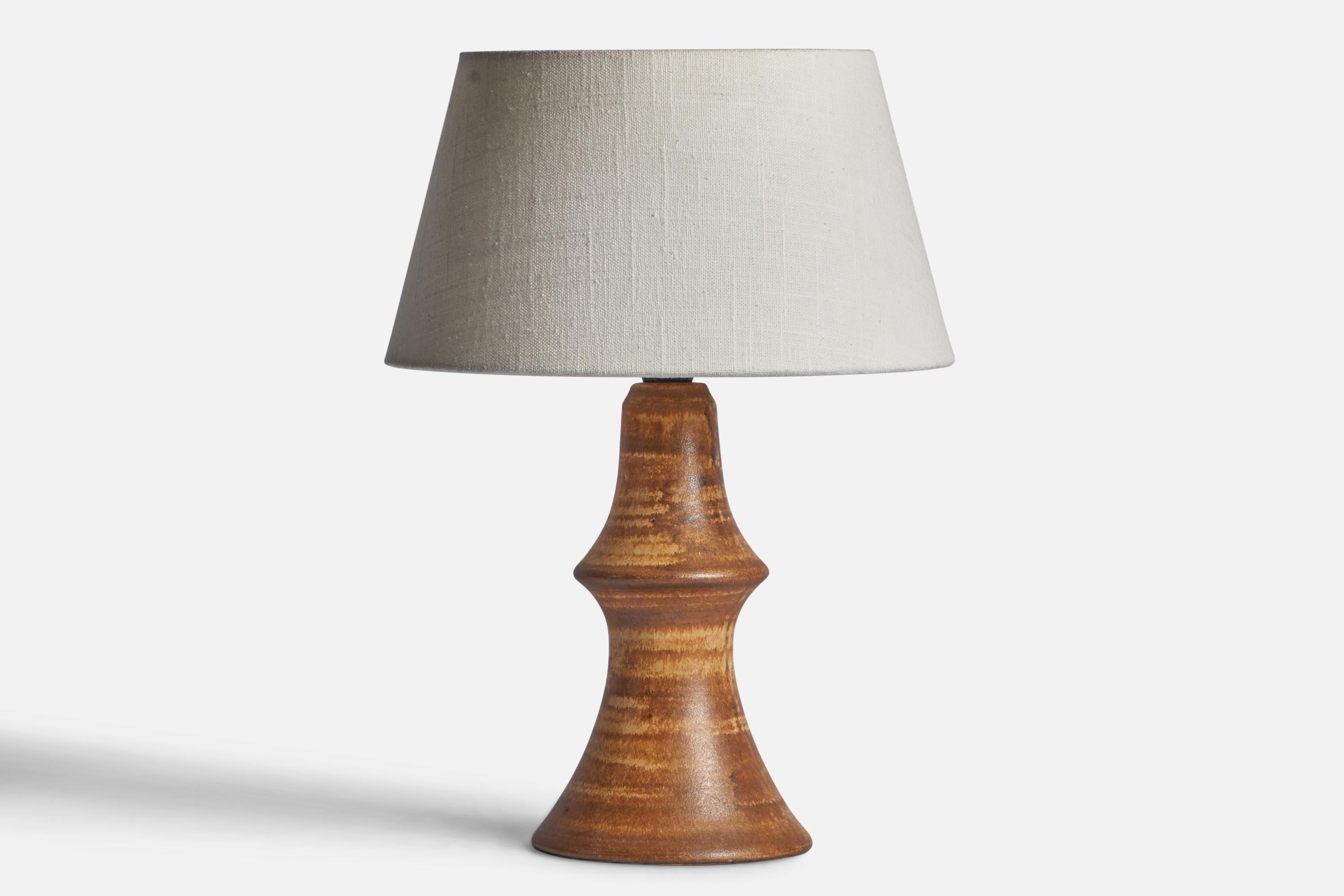 Lampe de table en grès émaillé brun, conçue par Bruno Karlsson et produite par Ego Stengods, Suède, C.I.C..

Dimensions de la lampe (pouces) : 11.1