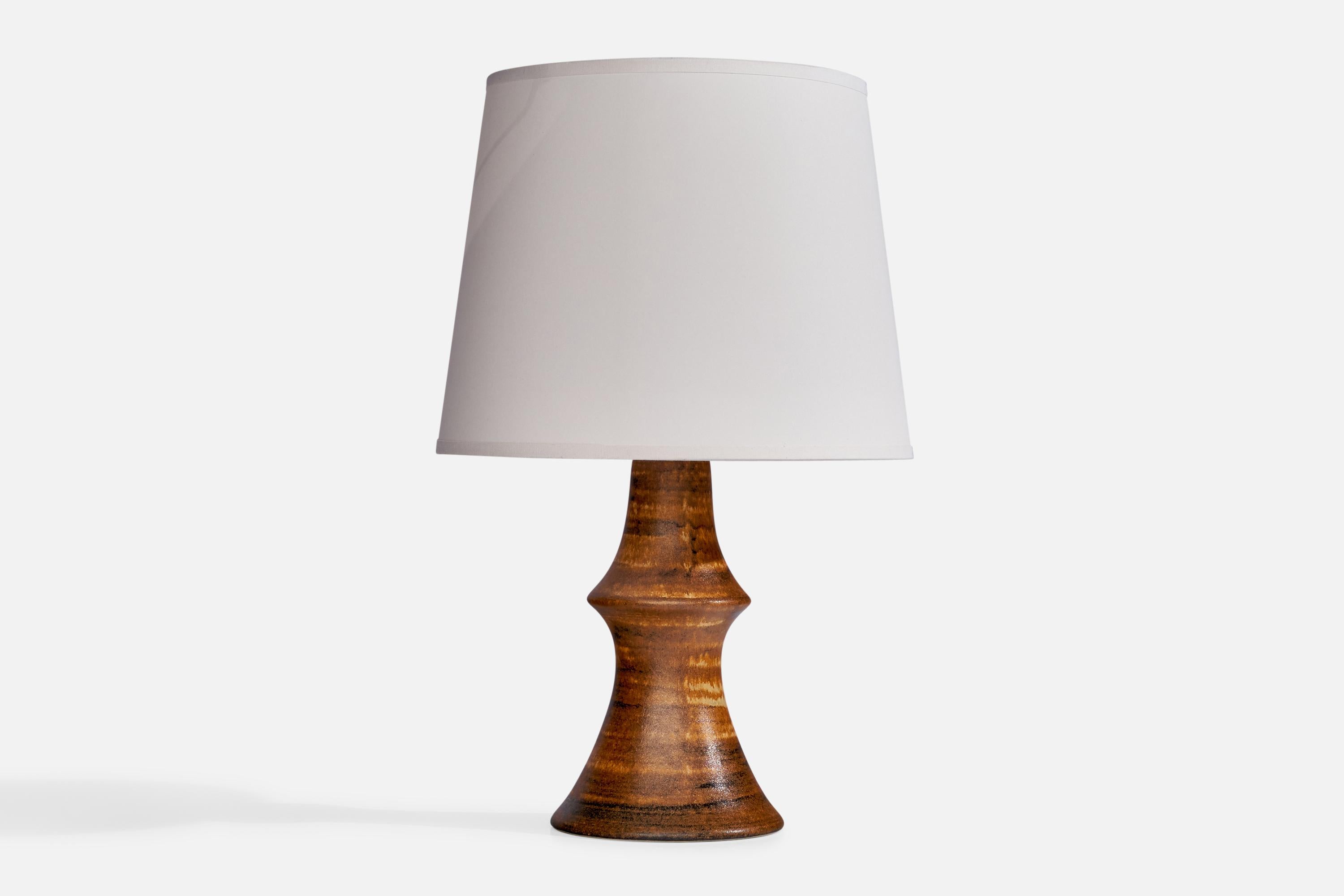 Lampe de table en grès émaillé brun, conçue par Bruno Karlsson et produite par Ego Stengods, Suède, années 1960.

Dimensions de la lampe (pouces) : 11