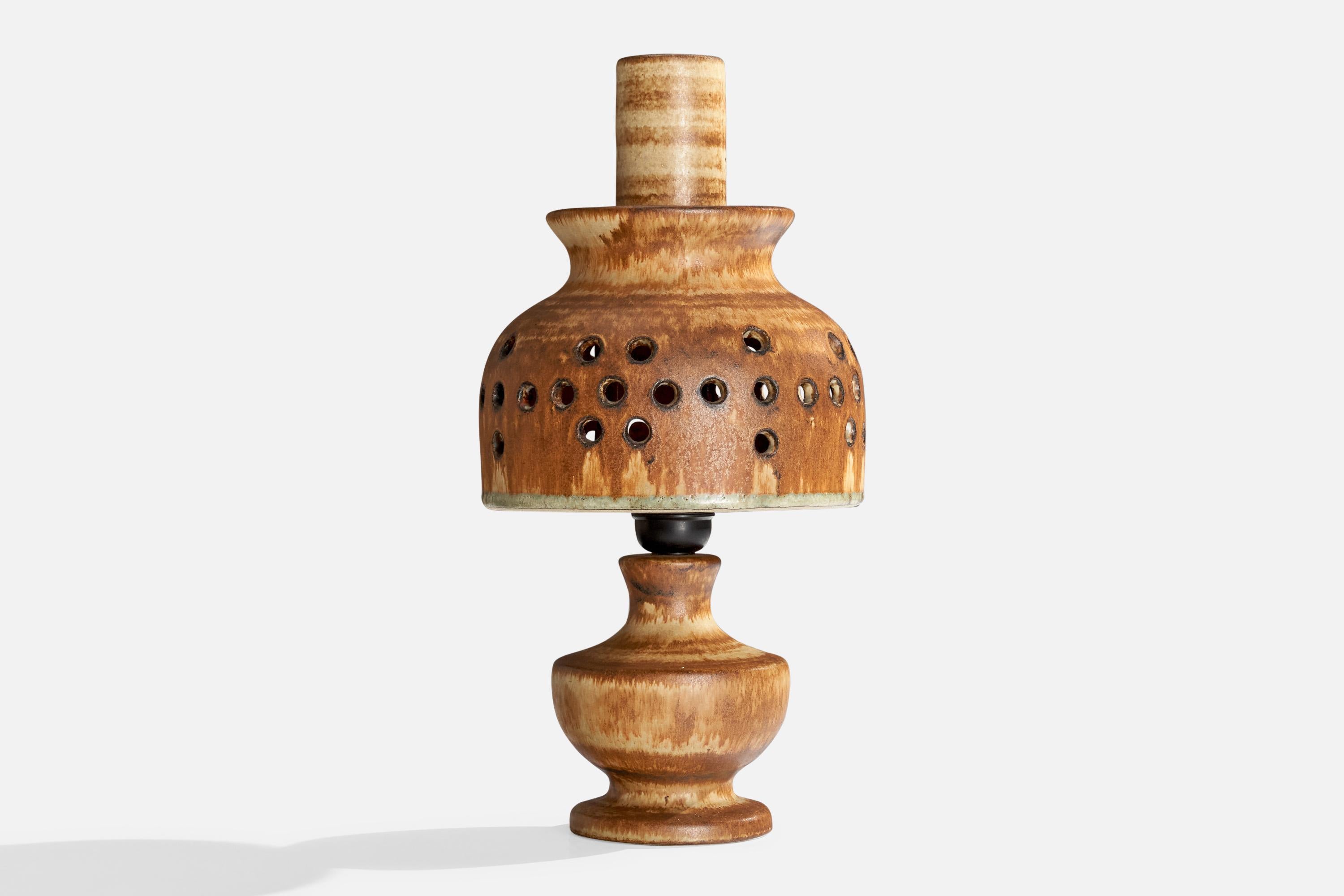 Lámpara de sobremesa de gres esmaltado marrón y beige, diseñada por Bruno Karlsson y producida por Ego Stengods, Suecia, años sesenta.

Dimensiones de la lámpara (pulgadas): 6