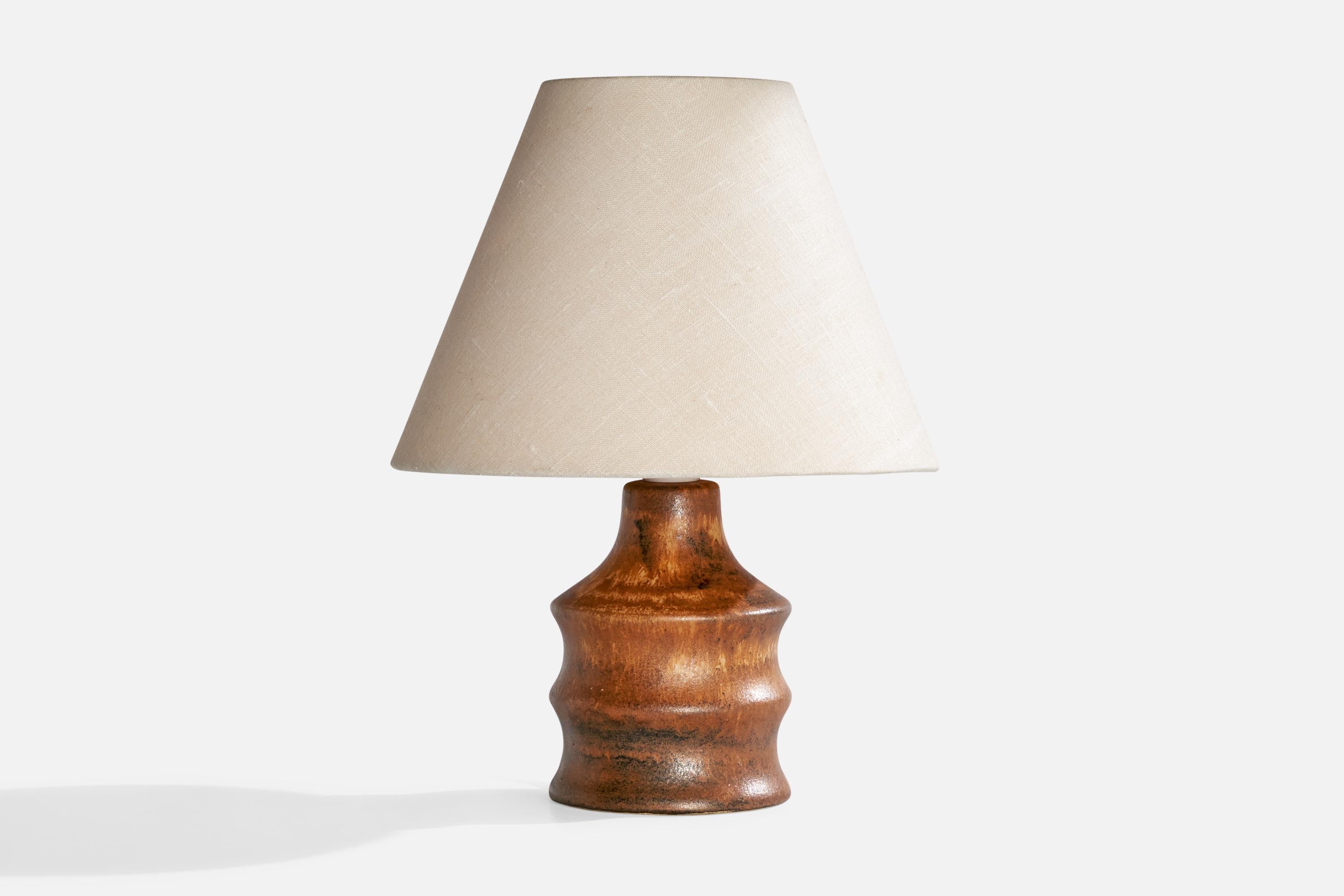 Lampe de table en grès émaillé brun et beige, conçue par Bruno Karlsson et produite par Ego Stengods, Suède, c.C. 1960.

Dimensions de la lampe (pouces) : 7.5