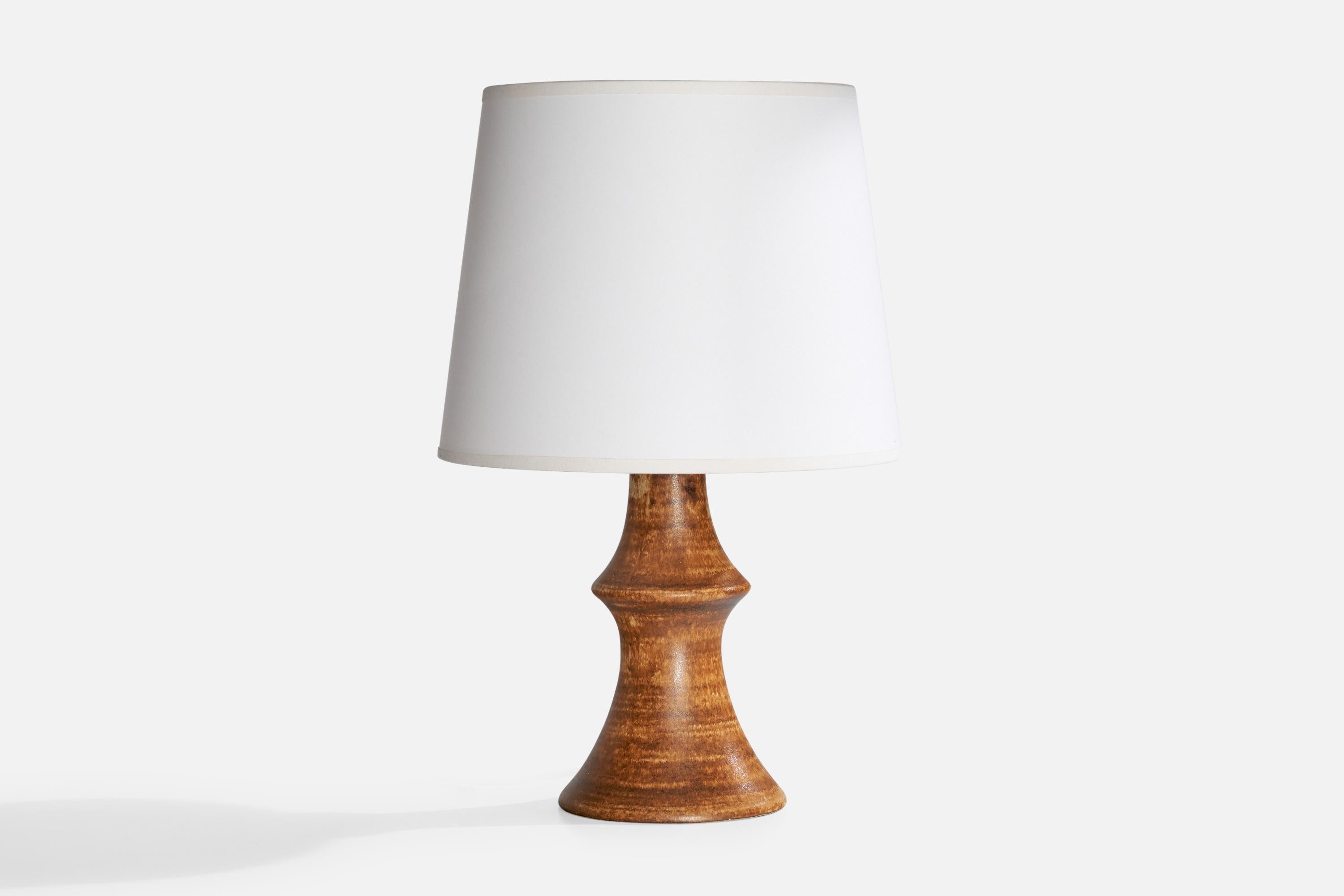 Lampe de table en grès émaillé brun, conçue par Bruno Karlsson et produite par Ego Stengods, Suède, années 1960.

Dimensions de la lampe (pouces) : 11