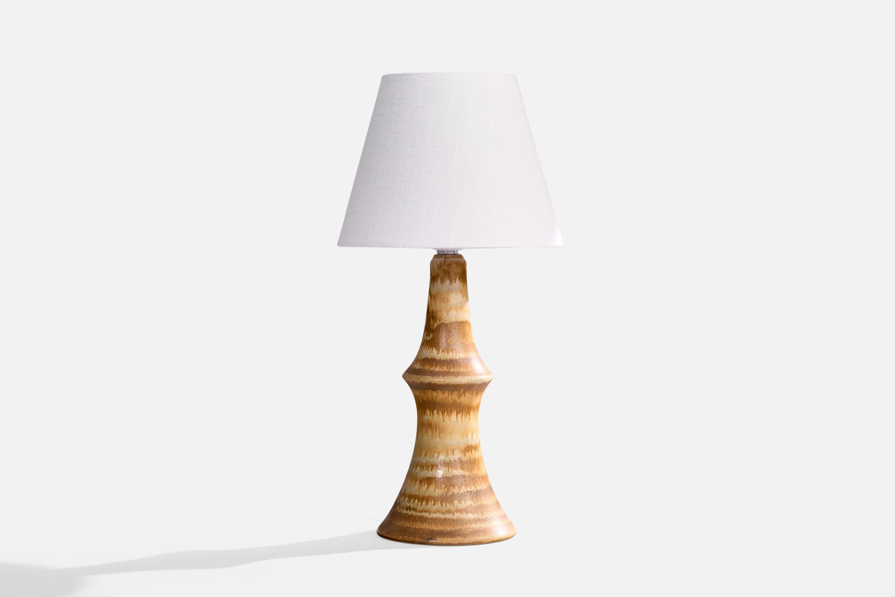 Lampe de table en grès émaillé brun et beige, conçue par Bruno Karlsson et produite par Ego Stengods, Suède, c.C. 1960.

Dimensions de la lampe (pouces) : 15