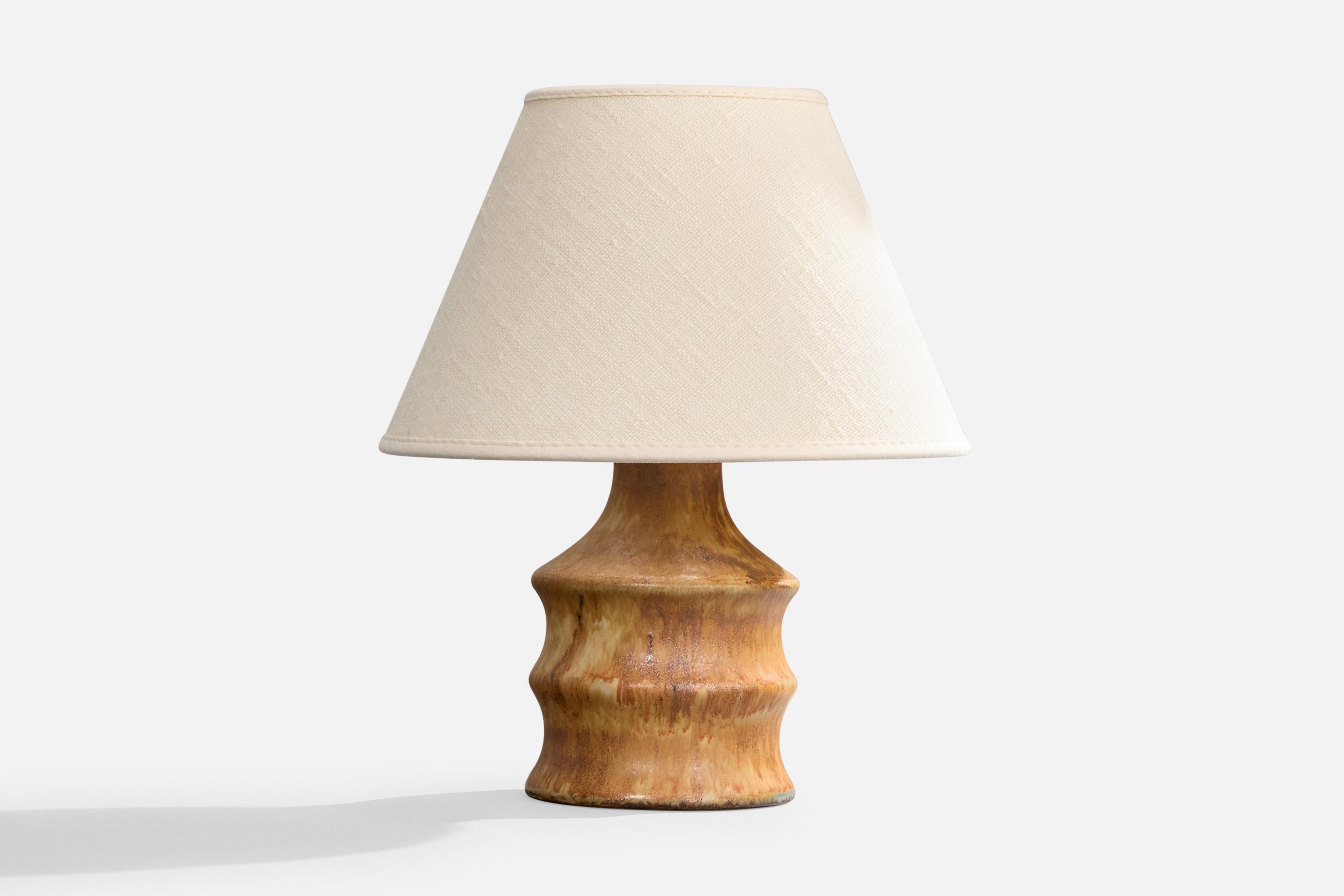 Lampe de table en grès émaillé brun, conçue par Bruno Karlsson et produite par Ego Stengods, Suède, C.I.C.. 

Dimensions de la lampe (pouces) : 6.93 x 3.7 x 3.7 (Hauteur x Largeur x Profondeur)

Dimensions de l'abat-jour (pouces) : 4 x 8 x 5.25