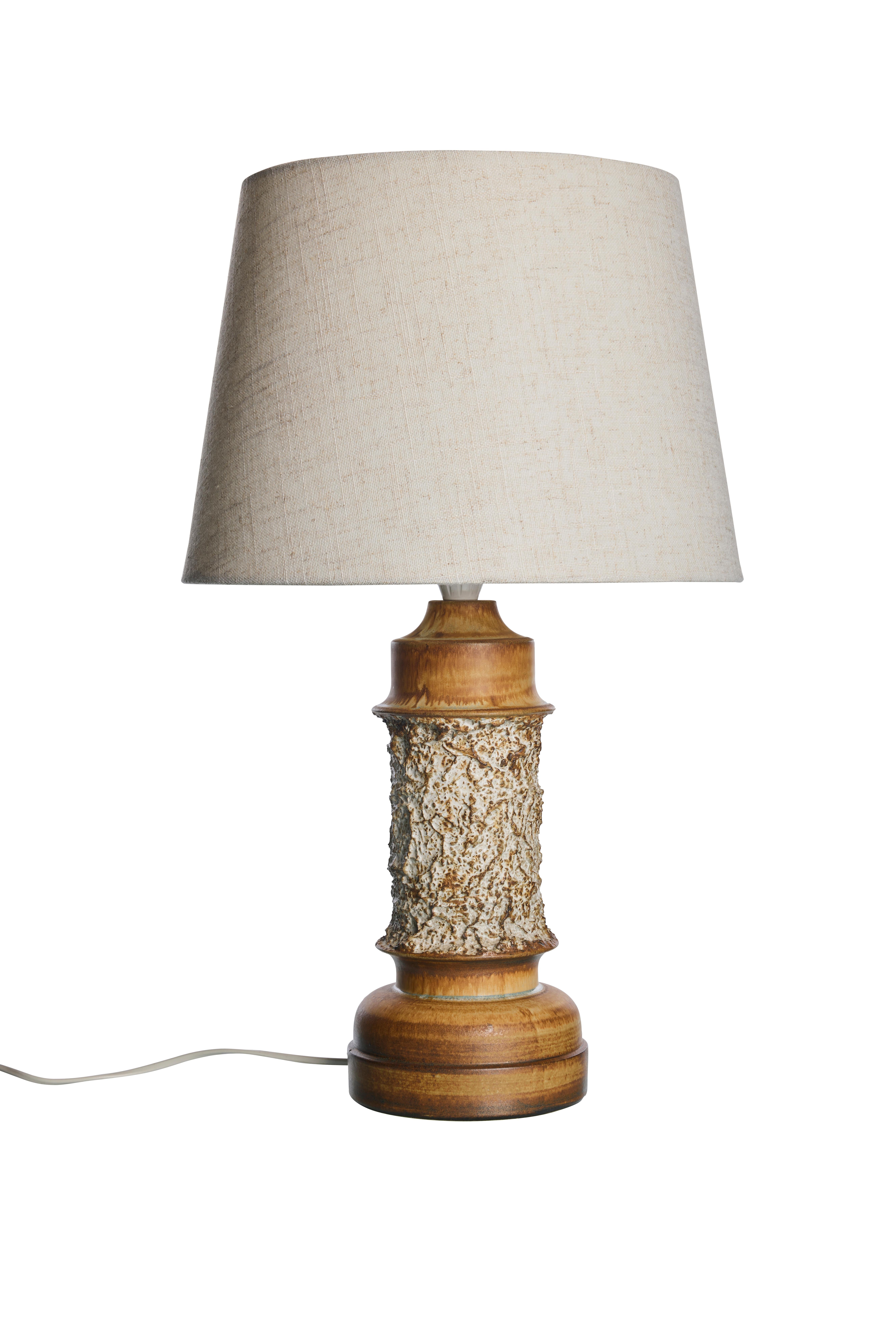Cette lampe à poser de Bruno Karlsson, originaire de Suède dans les années 1960, incarne la quintessence du charme et de la sophistication du design scandinave du milieu du siècle. Fabriqué en grès.

La lueur douce et diffuse de la lampe crée une