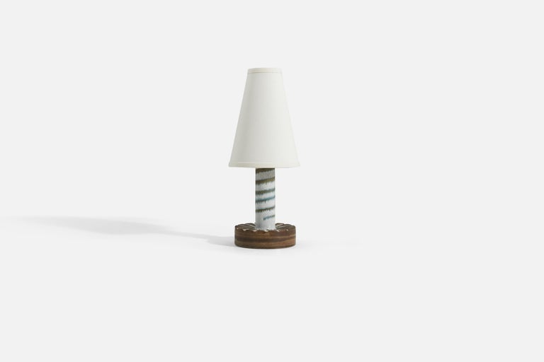 Une lampe de table en grès émaillé blanc produite par Bruno Karlsson pour Ego Stengods vers les années 1960-1970. Tampon et signature en dessous.

Les dimensions indiquées sont sans abat-jour. Vendu sans abat-jour.
Les mesures indiquées sont