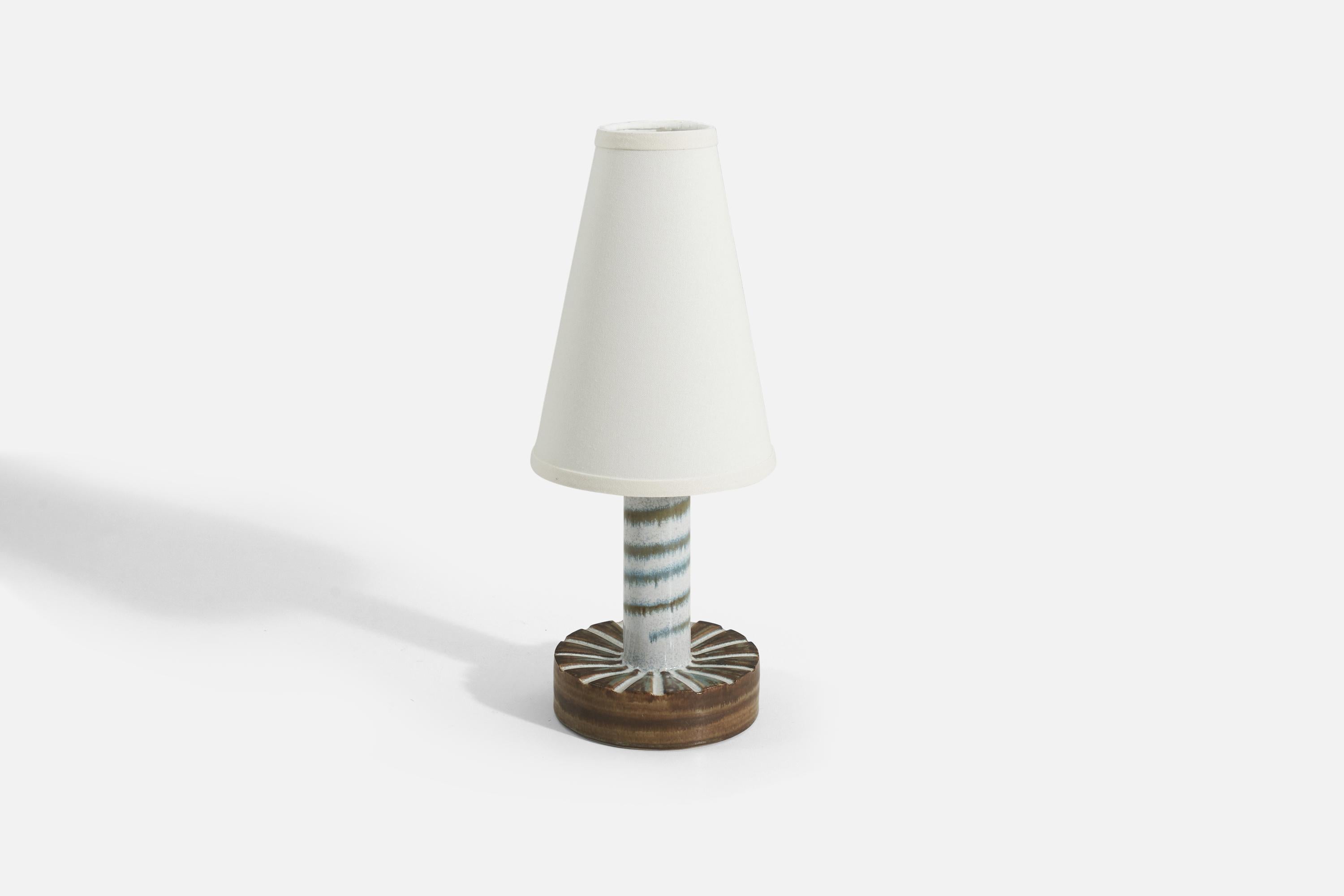 Bruno Karlsson, Table Lamp, White Glaze Stoneware, Ego Stengods, Sweden, 1960s In Good Condition For Sale In High Point, NC