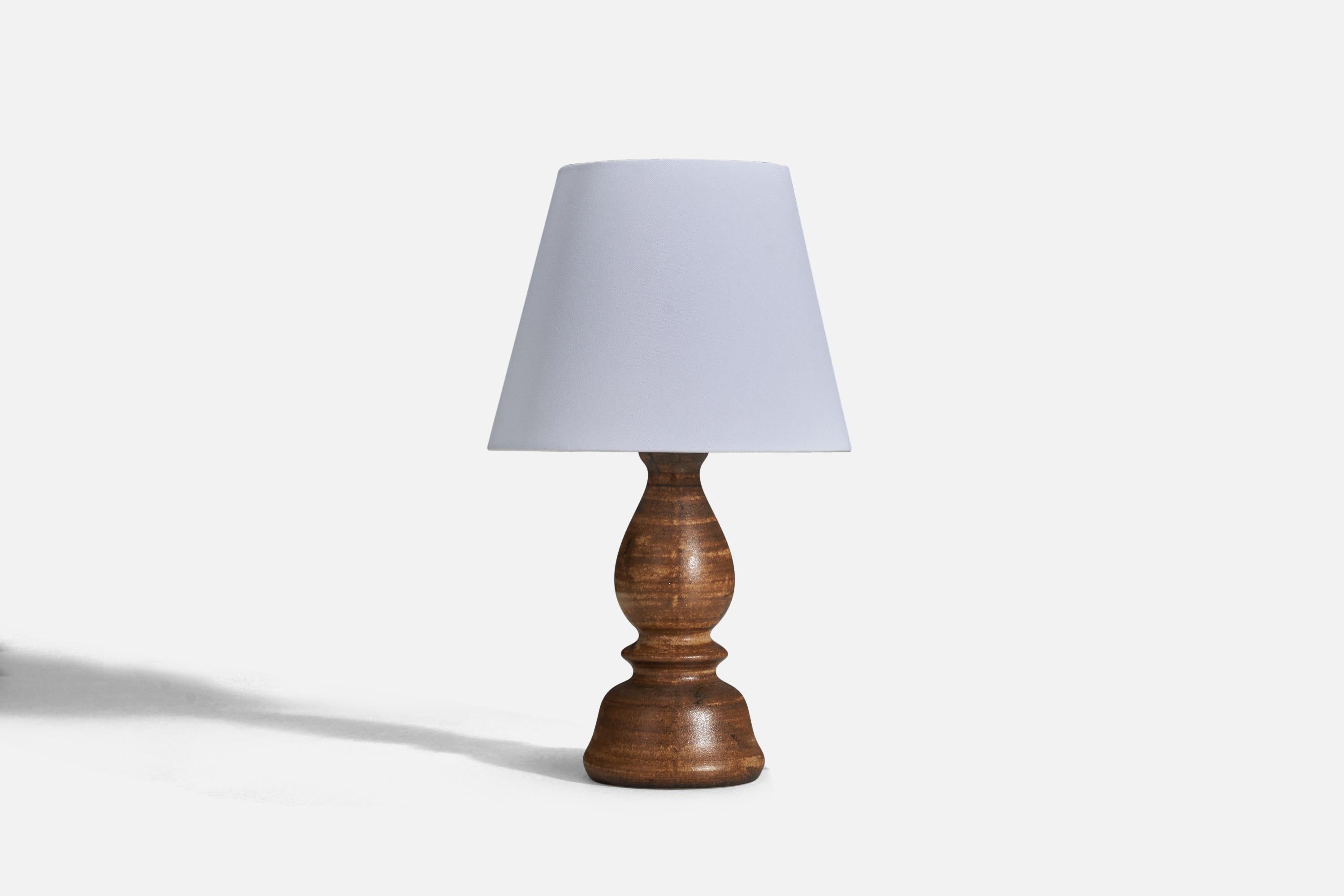 Une paire de lampes de table en grès émaillé brun, conçues par Bruno Karlsson et produites par Studio Ego, Suède, années 1960.

Vendu sans abat-jour
Dimensions de la lampe (pouces) : 11 x 4.10 x 4.10 (Hauteur x Largeur x Profondeur)
Dimensions de
