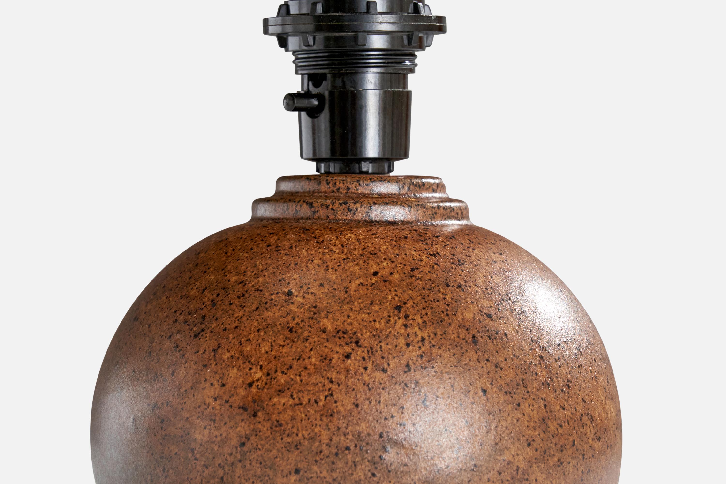 Milieu du XXe siècle Bruno Karlsson, lampes de table, grès, Suède, années 1960 en vente