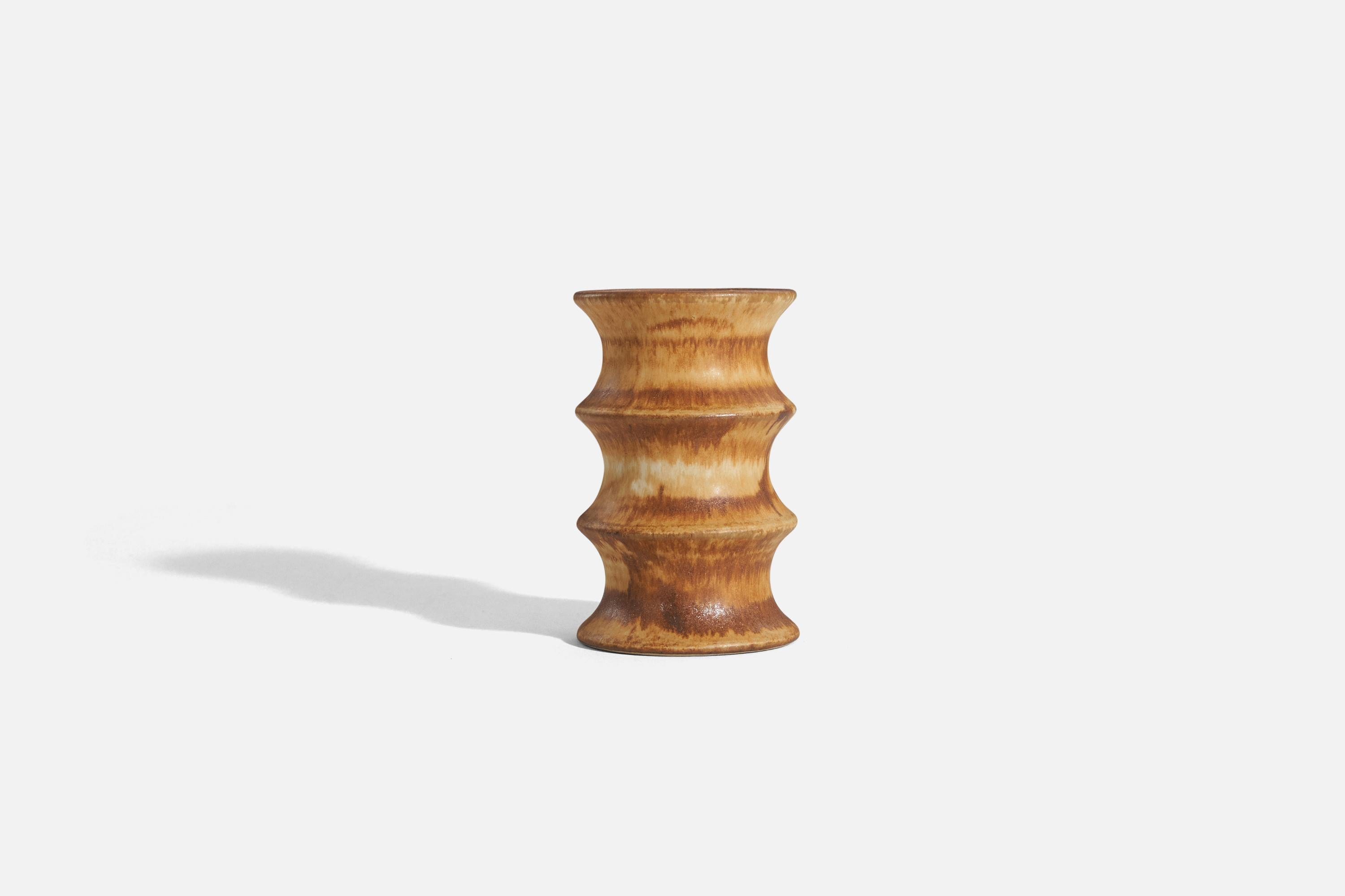 Vase en grès émaillé brun conçu par Bruno Karlsson et produit dans son studio 