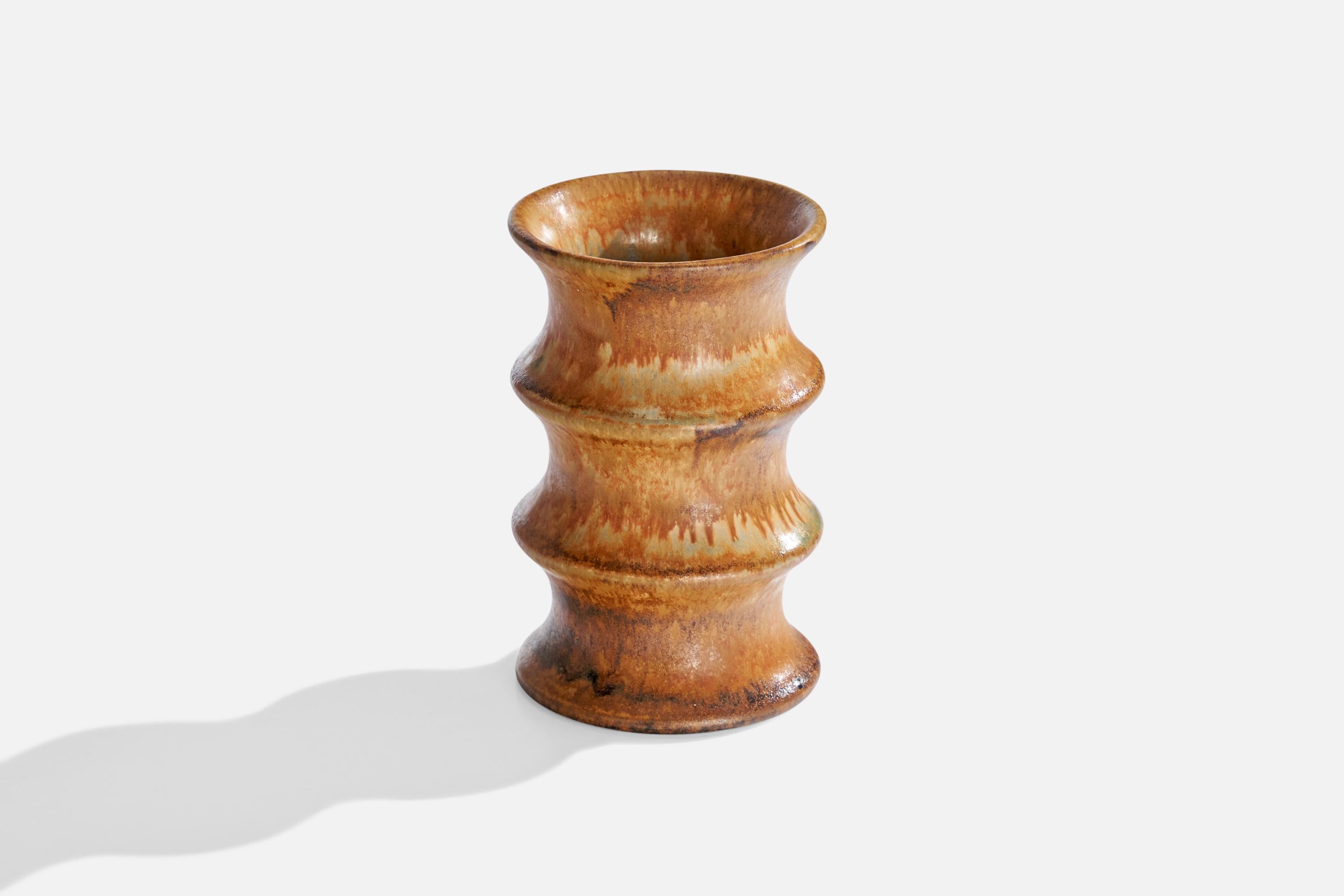 Vase aus braunem und beige glasiertem Steingut, entworfen von Bruno Karlsson und hergestellt von Ego Stengods, Schweden, 1960er Jahre.