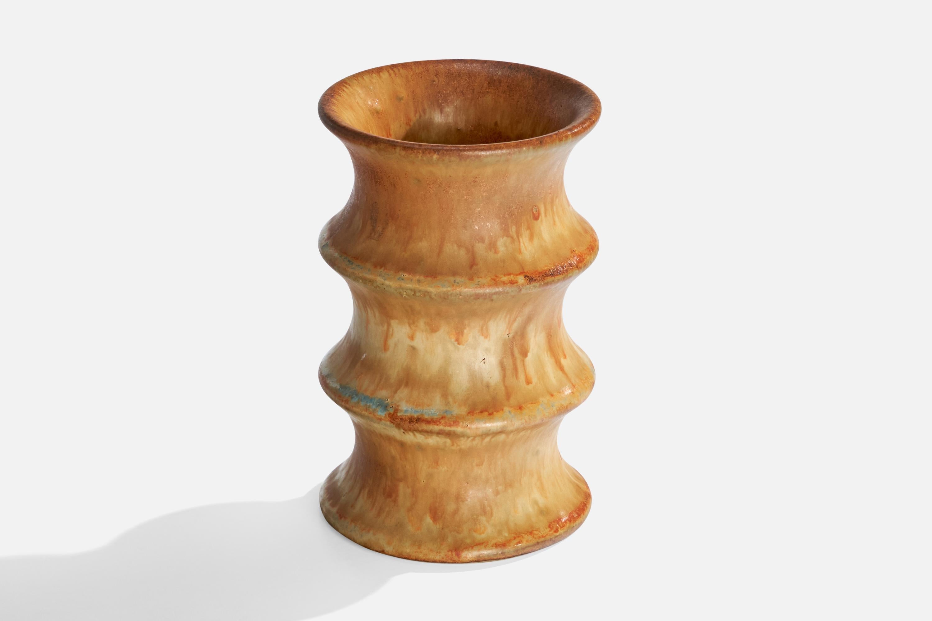 Vaso in gres smaltato marrone e beige disegnato da Bruno Karlsson e prodotto da Ego Stengods, Svezia, anni '60.

Dimensioni: 6,125