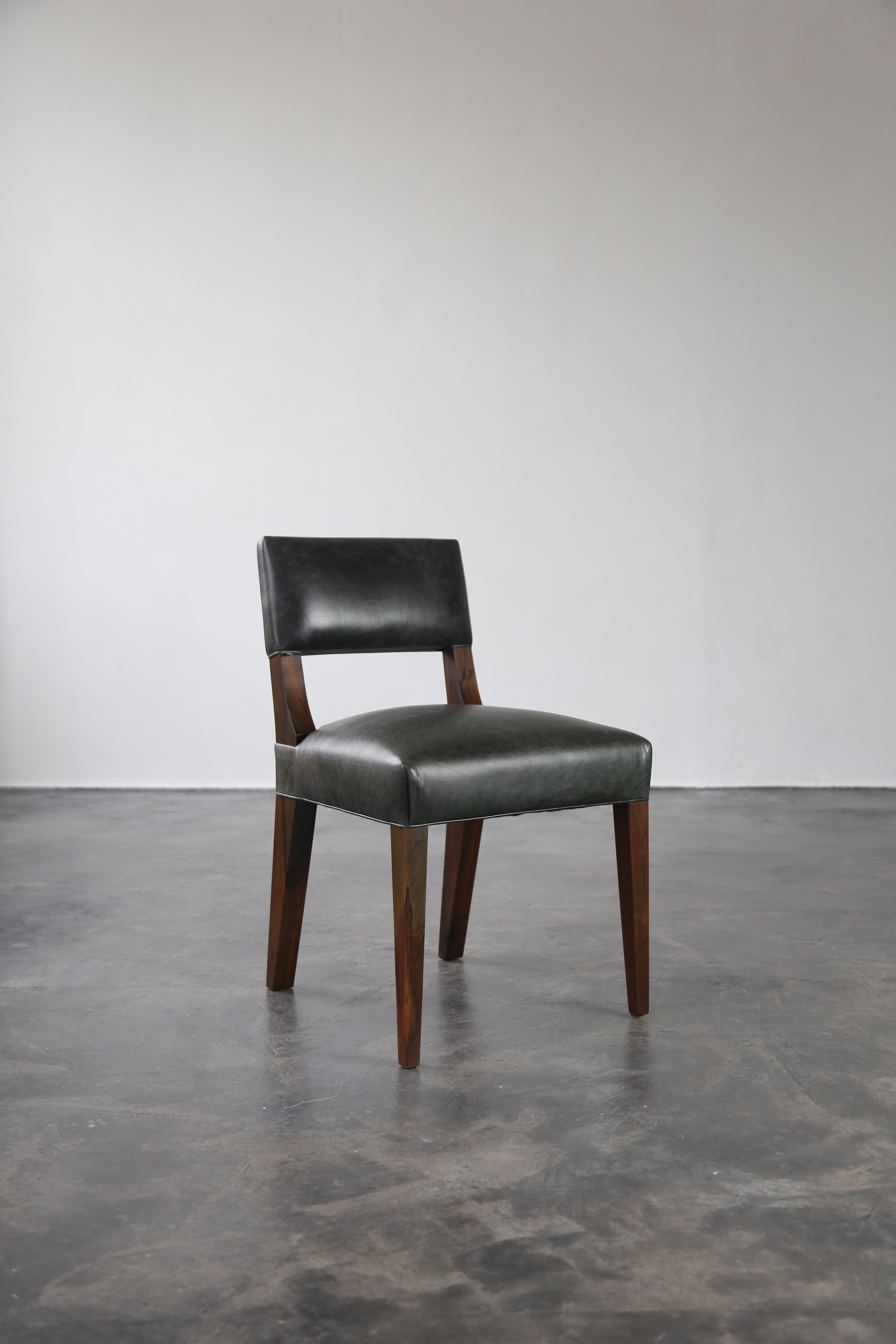 Moderne Chaise de salle à manger moderne en bois exotique argentin et cuir de Costantini, Bruno en vente