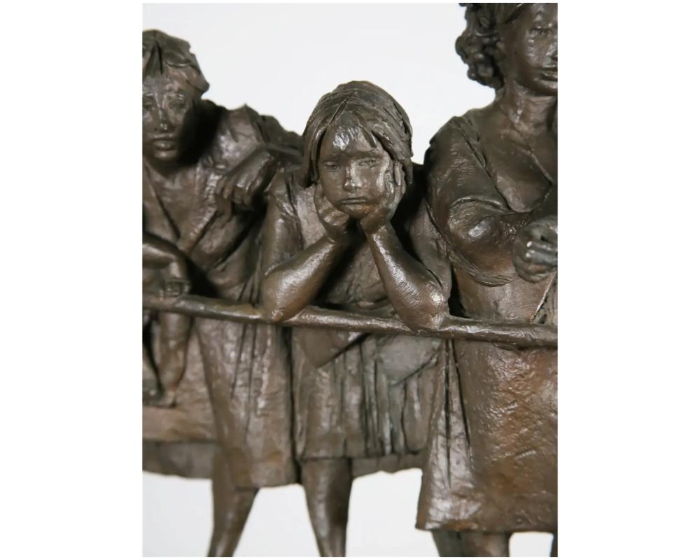 Bruno Lucchesi Scultura in bronzo con processione Gruppo di donne e bambini su un balcone in vendita 2