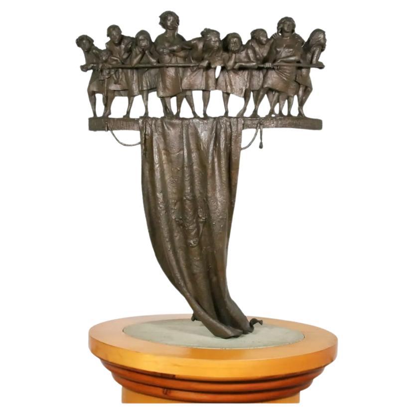 Groupe de femmes et d'enfants sur un balc en bronze de Bruno Lucchesi