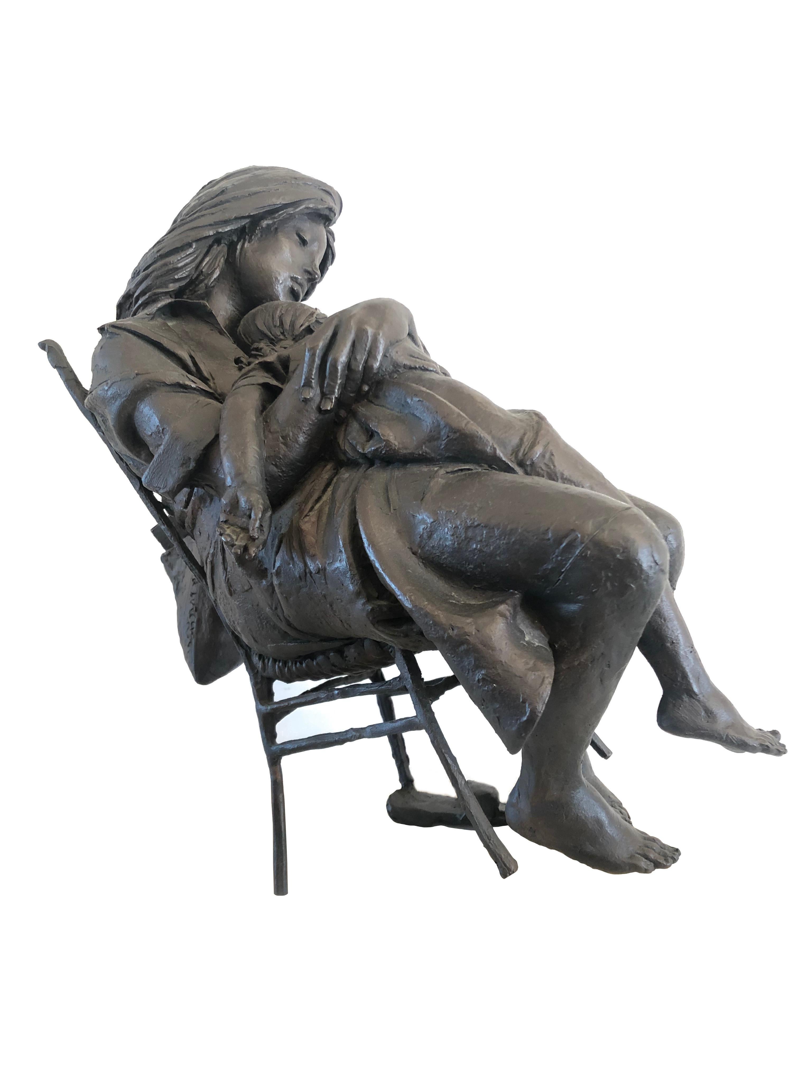 Nach dem Einkaufen Mutter und Kind Bronze-Skulptur – Sculpture von Bruno Lucchesi