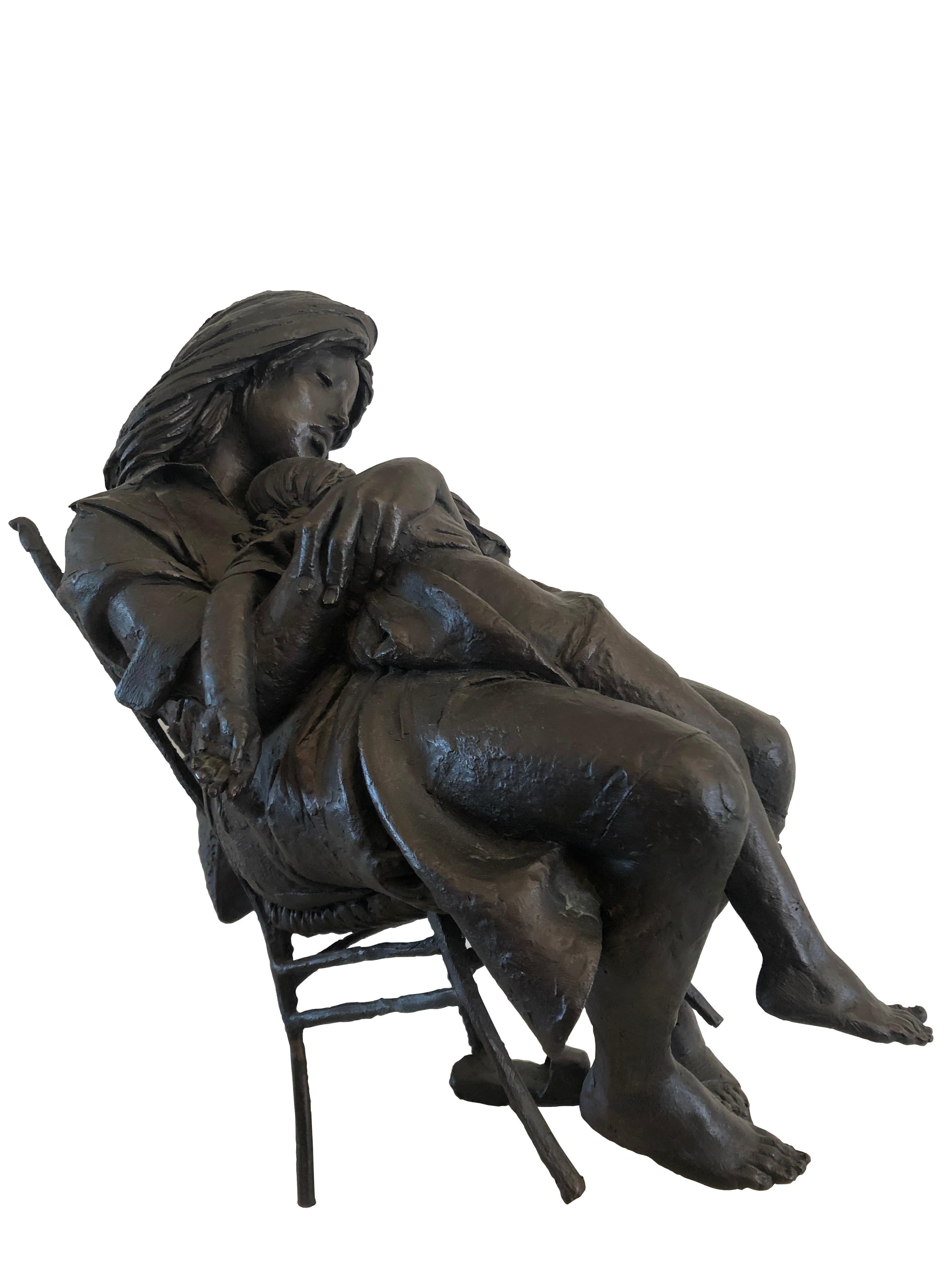 Nach dem Einkaufen Mutter und Kind Bronze-Skulptur (Gold), Figurative Sculpture, von Bruno Lucchesi