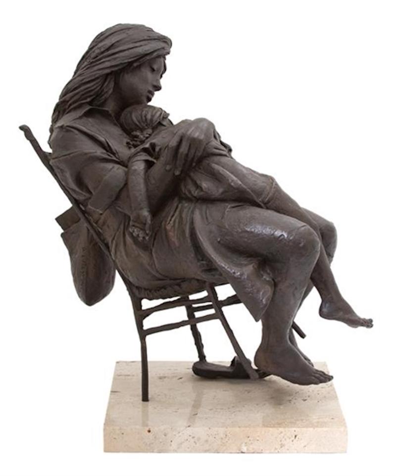 Bruno Lucchesi Figurative Sculpture – Nach dem Einkaufen Mutter und Kind Bronze-Skulptur