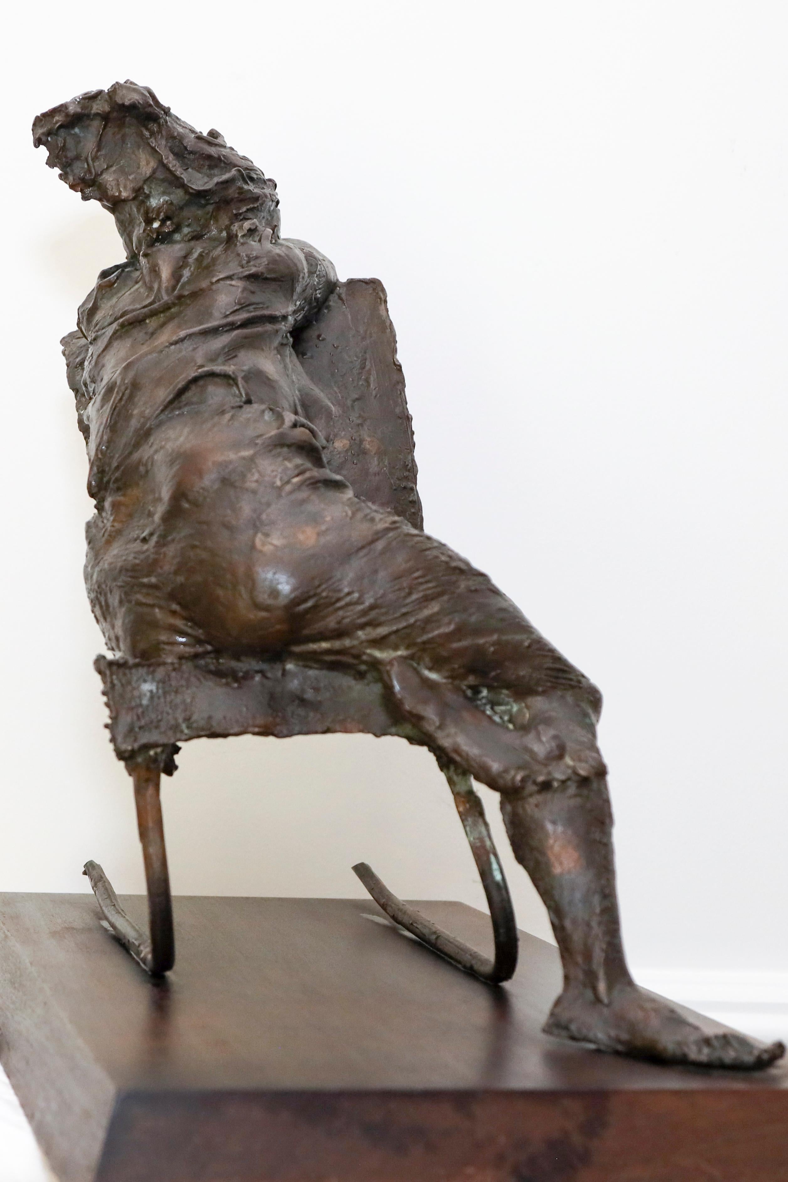 Figure d'une femme endormie dans une chaise à bascule par  Bruno Lucchesi en vente 2