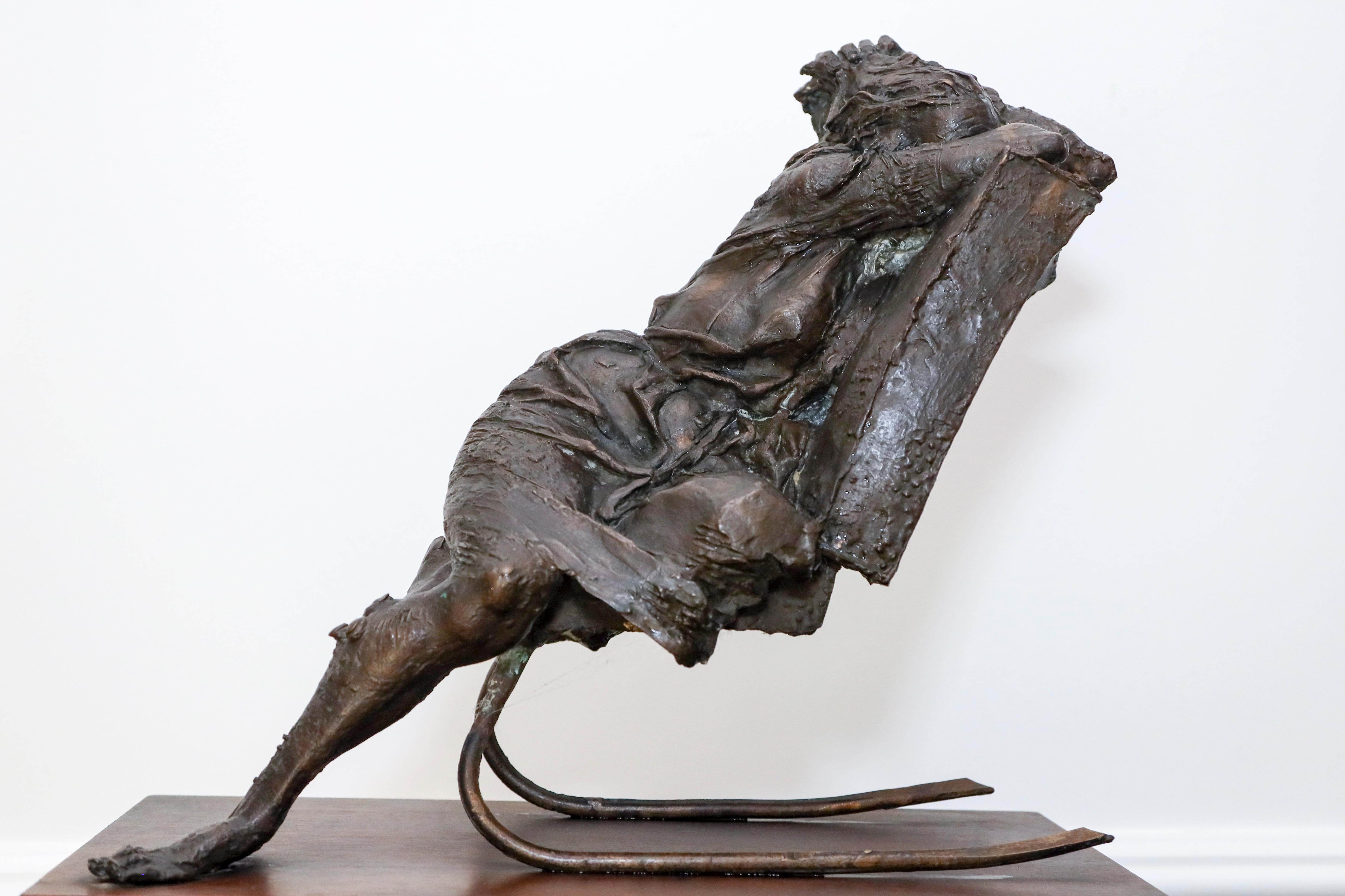 Cette sculpture en bronze d'une femme sur une chaise est typique de l'œuvre de Bruno Lucchese.  Né en Italie en 1926, Bruno Lucchesi a été qualifié de "dernier des sculpteurs de la Renaissance". Lucchesi partage son temps entre New York et l'Italie.