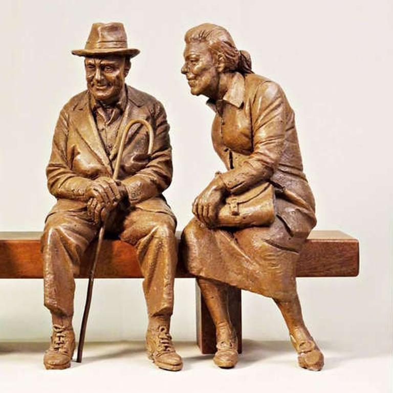 In piazza - Figurative Sculpture Beige di Bruno Lucchesi