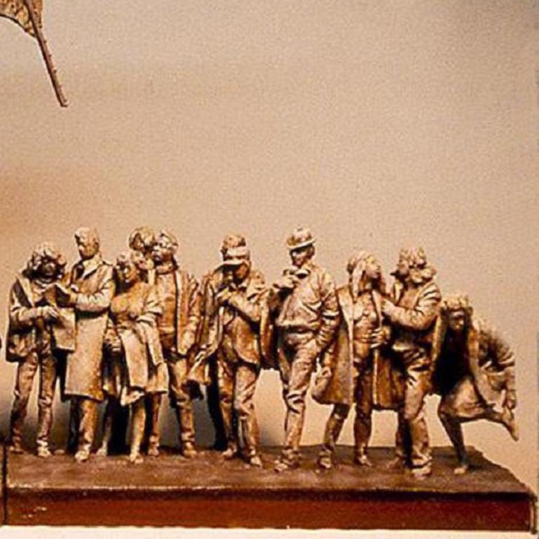 Teatro San Marcos - Figurative Sculpture Marrón de Bruno Lucchesi