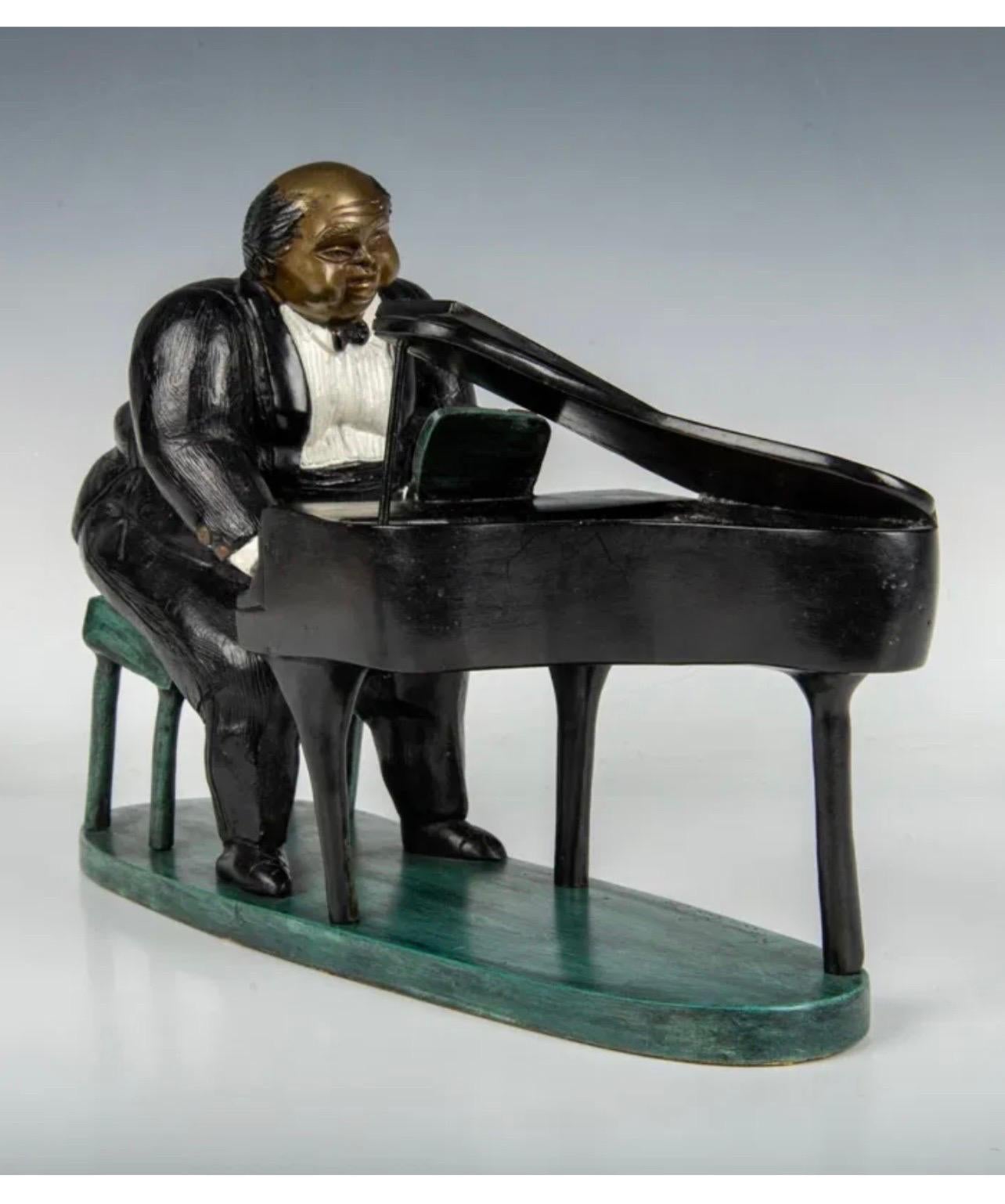 Escultura de Bronce Policromado Pianista de Club Nocturno de Jazz con Esmoquin Bruno Luna en venta 1