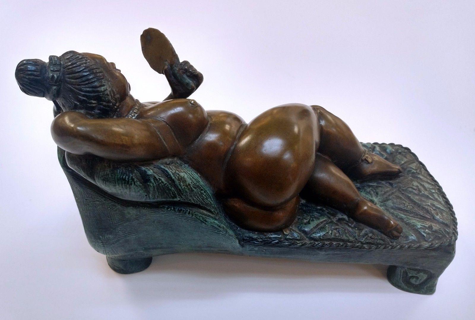 RECLINING NUDE (Skulptur) – Sculpture von Bruno Luna