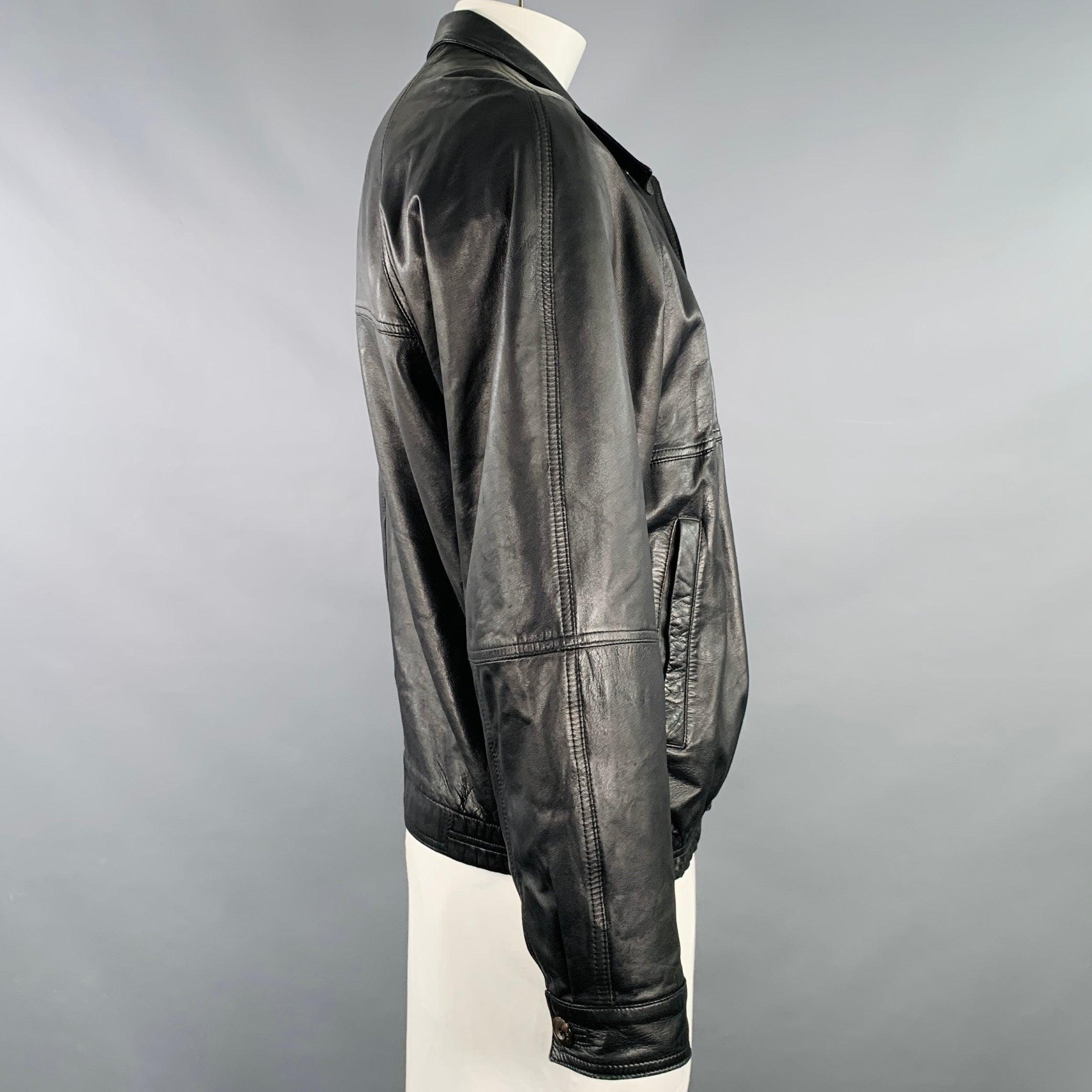 Chaqueta BRUNO MAGLI
en piel negra con dos bolsillos abiertos, manga larga y cierre de cremallera. Made in Italy. Muy buen estado de conservación. Pequeños signos de desgaste. 

Marcado:   IT 52 

Medidas: 
 
Hombro 17,5 pulgadas Pecho: 44 pulgadas