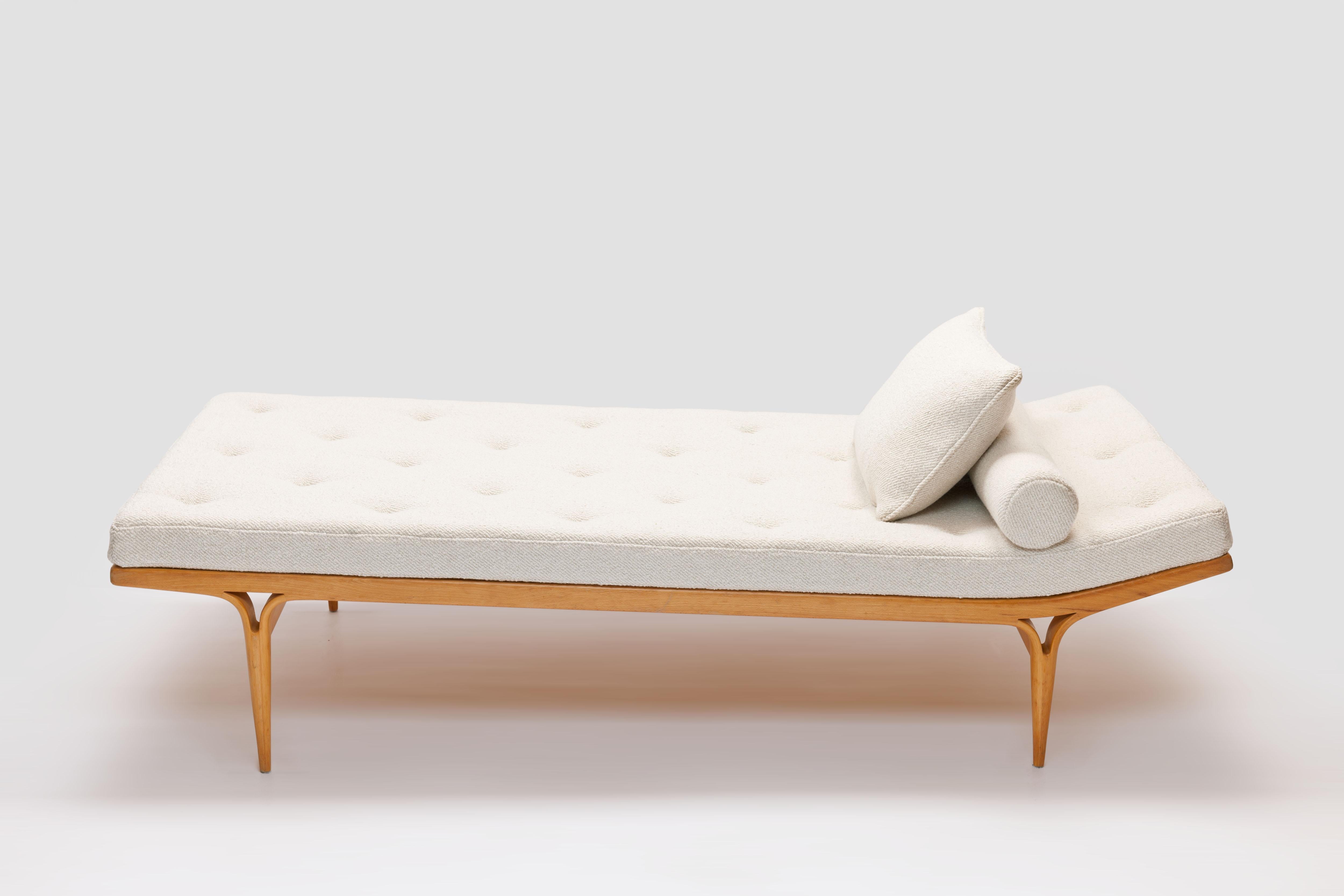Birch and beech plywood daybed model T303 also known as the 'Berlin' daybed since it was first presented at the International Building Exhibition in Berlin in 1957. Designed by Swedish designer Bruno Mathsson for Karl Mathsson, Sweden.
The daybed is