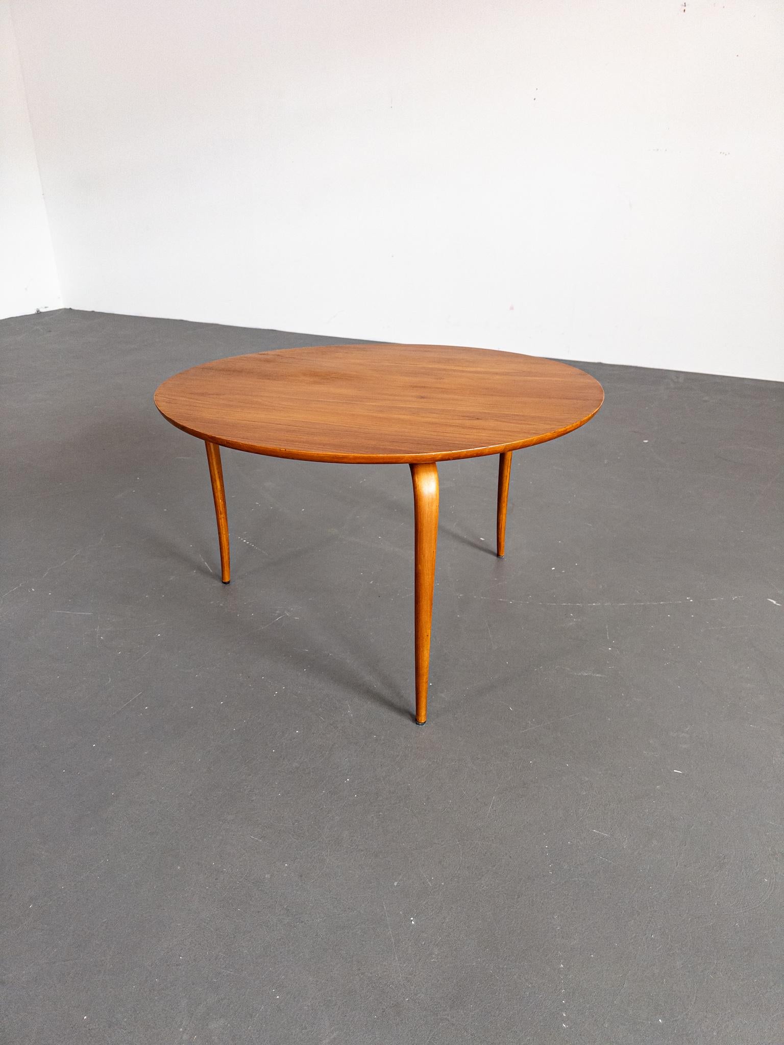 Cette table basse sculpturale est un exemple rare et étonnant du modernisme scandinave. Elle a été conçue par Bruno Mathsson en 1936, une année charnière dans l'histoire du design suédois. Cette pièce particulière provient des premières productions