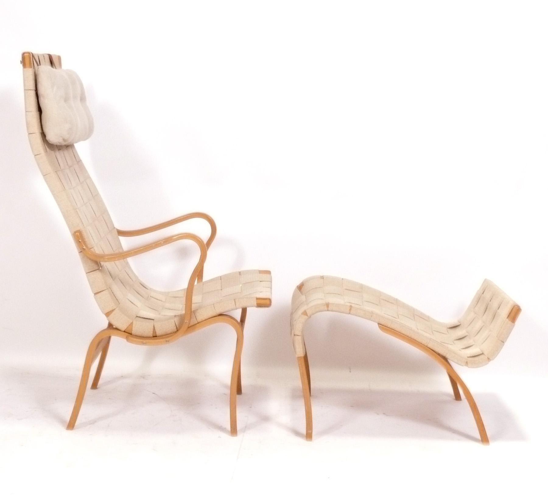 Bruno Mathsson Dänisch Modern Bugholz Sessel und Ottomane Midcentury Modern (Moderne der Mitte des Jahrhunderts) im Angebot