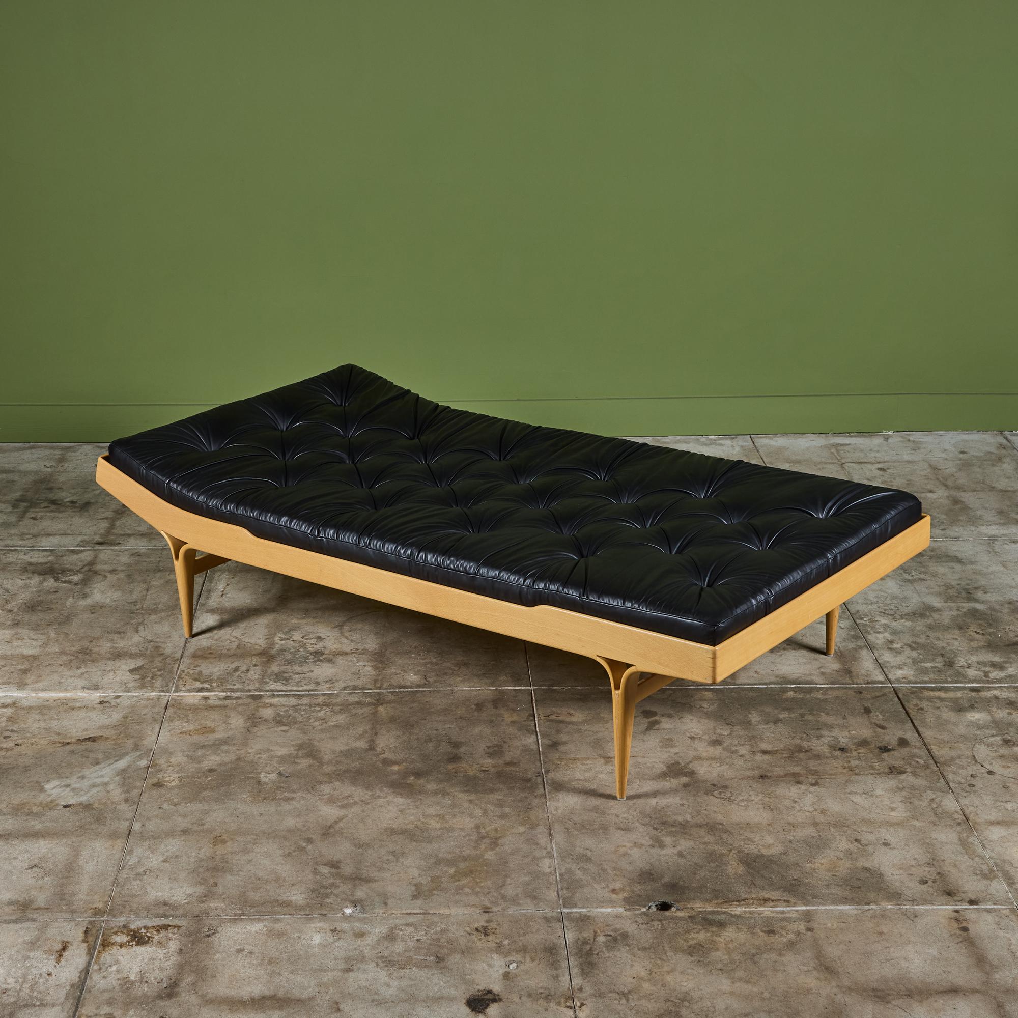 Tagesbett aus Leder von Bruno Mathsson für die Firma Karl Mathsson, ca. 1960, Schweden. Das Daybed besteht aus einem gebogenen Birkensperrholzrahmen, der sich an der Kopfstütze leicht nach oben wölbt. Er ist mit einem getufteten schwarzen