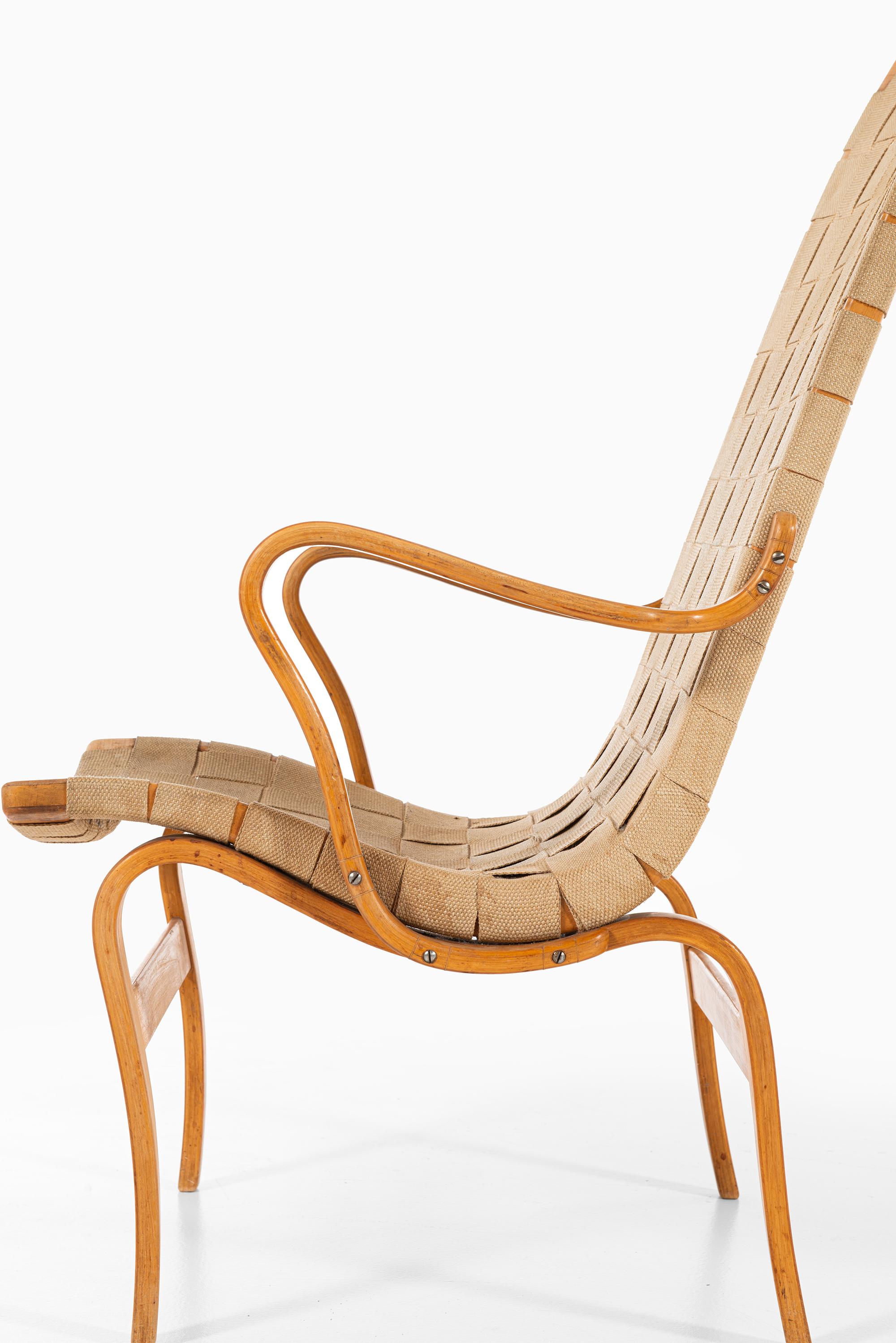 Early easy chair model Eva hög designed by Bruno Mathsson. Produced by Karl Mathsson in Värnamo, Sweden.