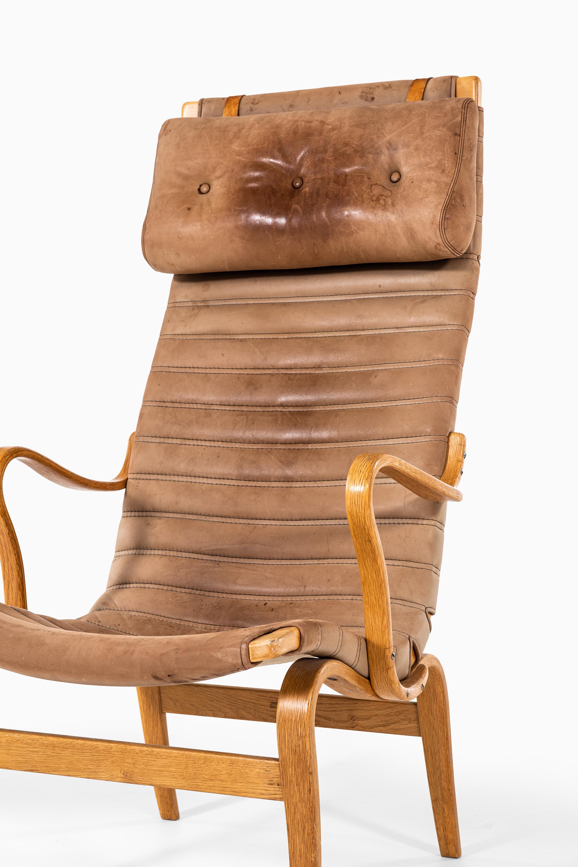 Rare paire de fauteuils modèle Eva hög conçue par Bruno Mathsson. Produit par Karl Mathsson AB à Värnamo, Suède.