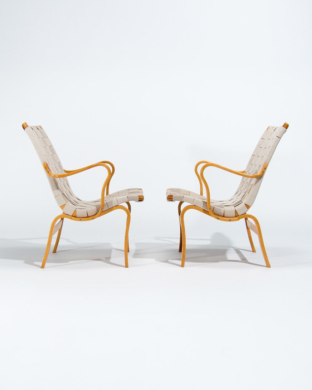 Un'incantevole coppia di poltrone scandinave disegnate da Bruno Mathsson e realizzate da Dux of Sweden negli anni '60. Un design semplice ed elegante di uno dei più importanti designer scandinavi dell'epoca, la sedia Eva è stata esposta nei musei di