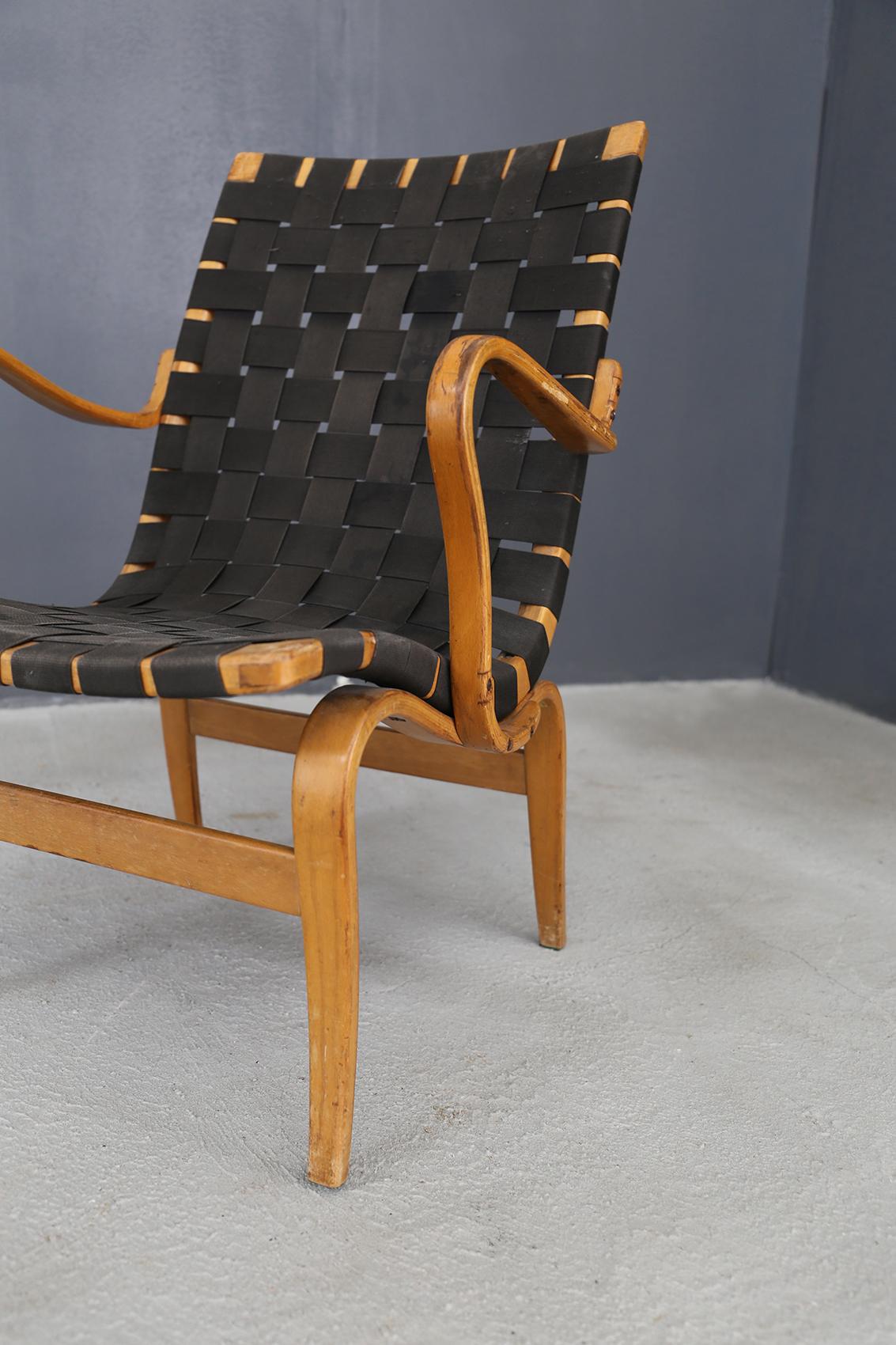 Eva chair designed by Bruno Mathsson for Karl Mathssonin 1934 is a classic example of Swedish functionalism. The chair is in good condition but has a slight wear in the left armrest.
It has been produced in folded beech and lamellar beech and hemp