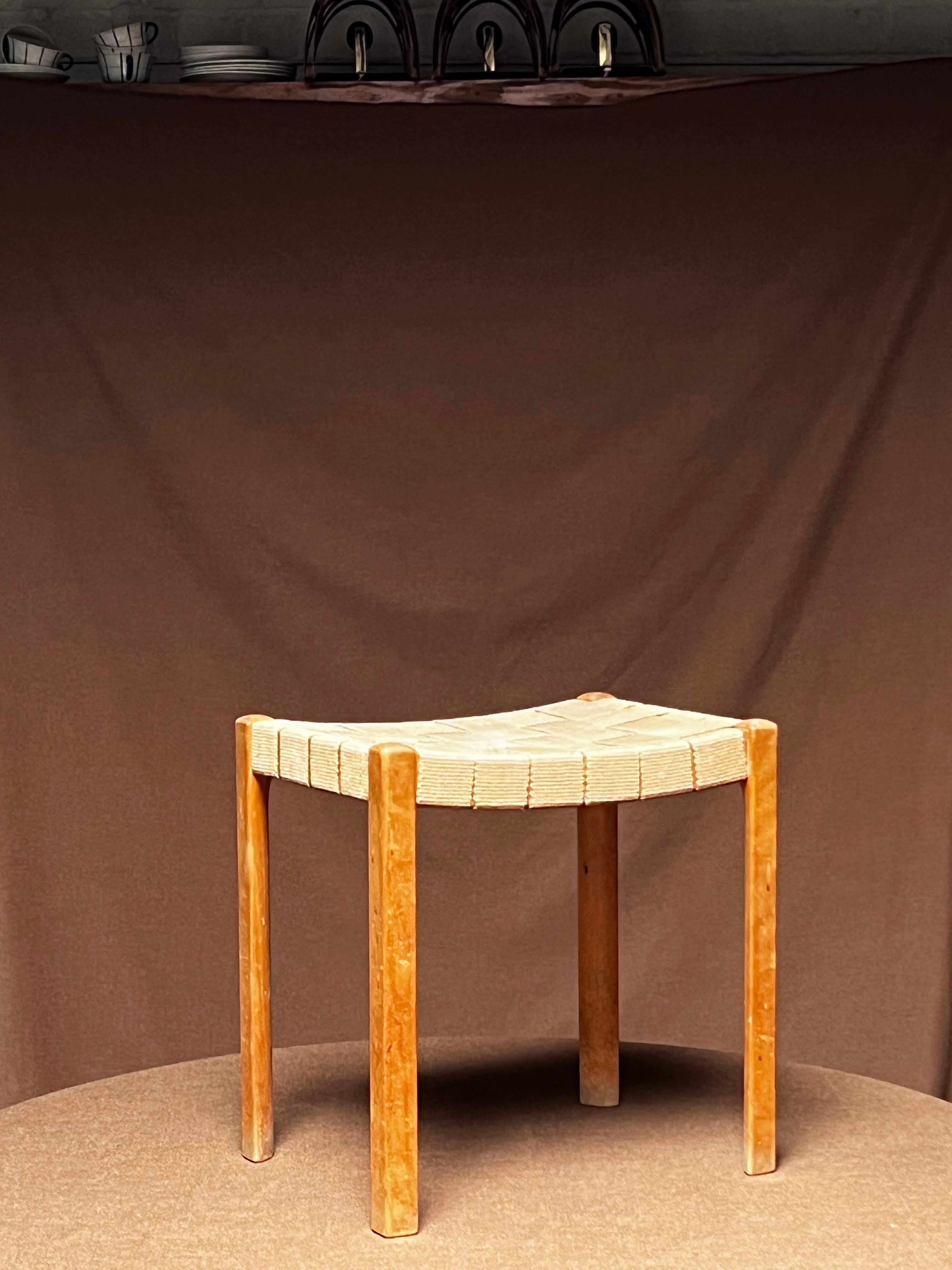Tabouret dans son état d'origine. Daté de 1936 et produit en 1941 dans les ateliers de son père Karl Mathsson. Ce tabouret est unique et invite au repos. Les sangles sont en bon état avec une légère patine visible. Il est pratiquement impossible de