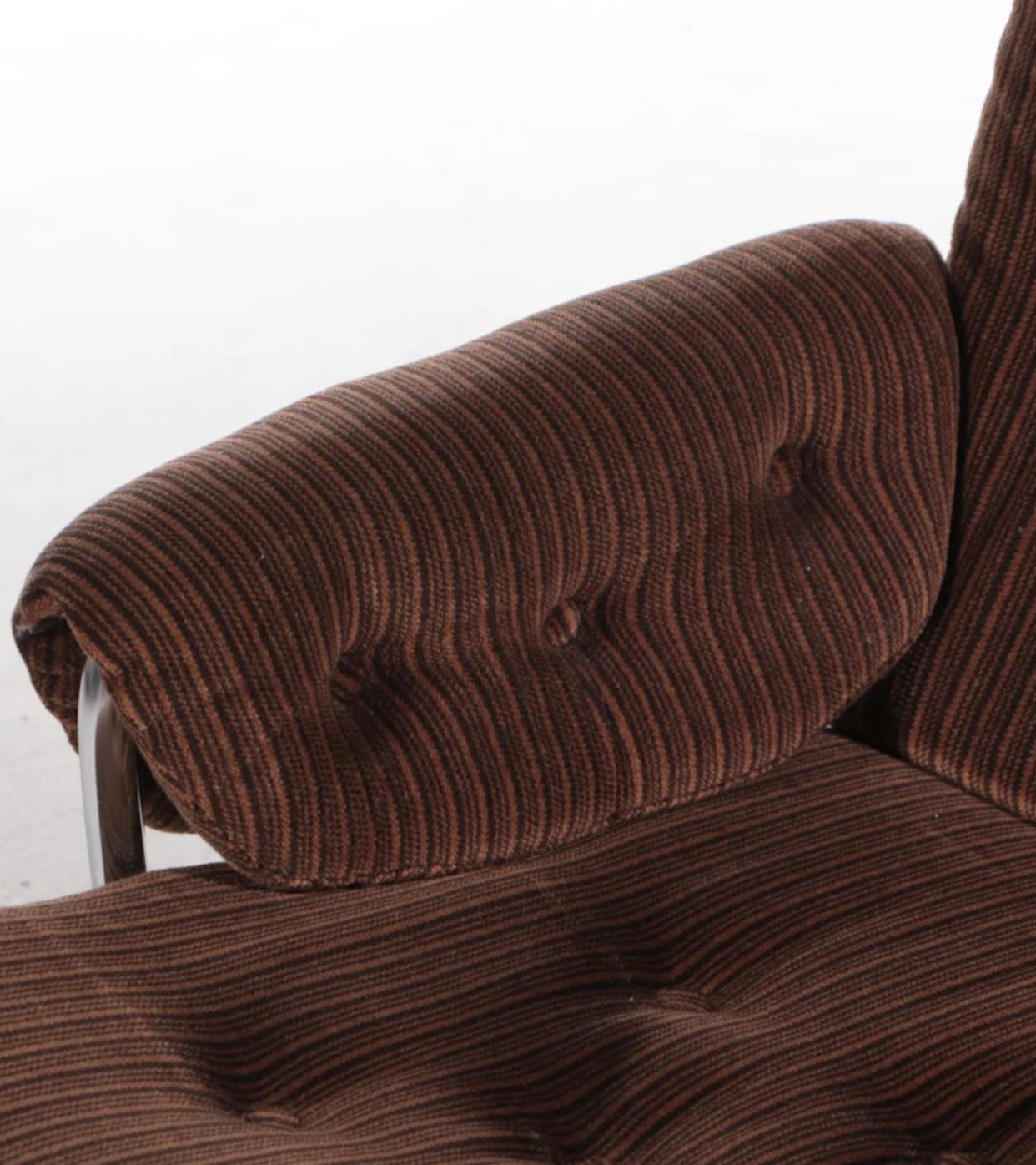 Ce fauteuil pivotant est un croisement entre la célèbre chaise longue 