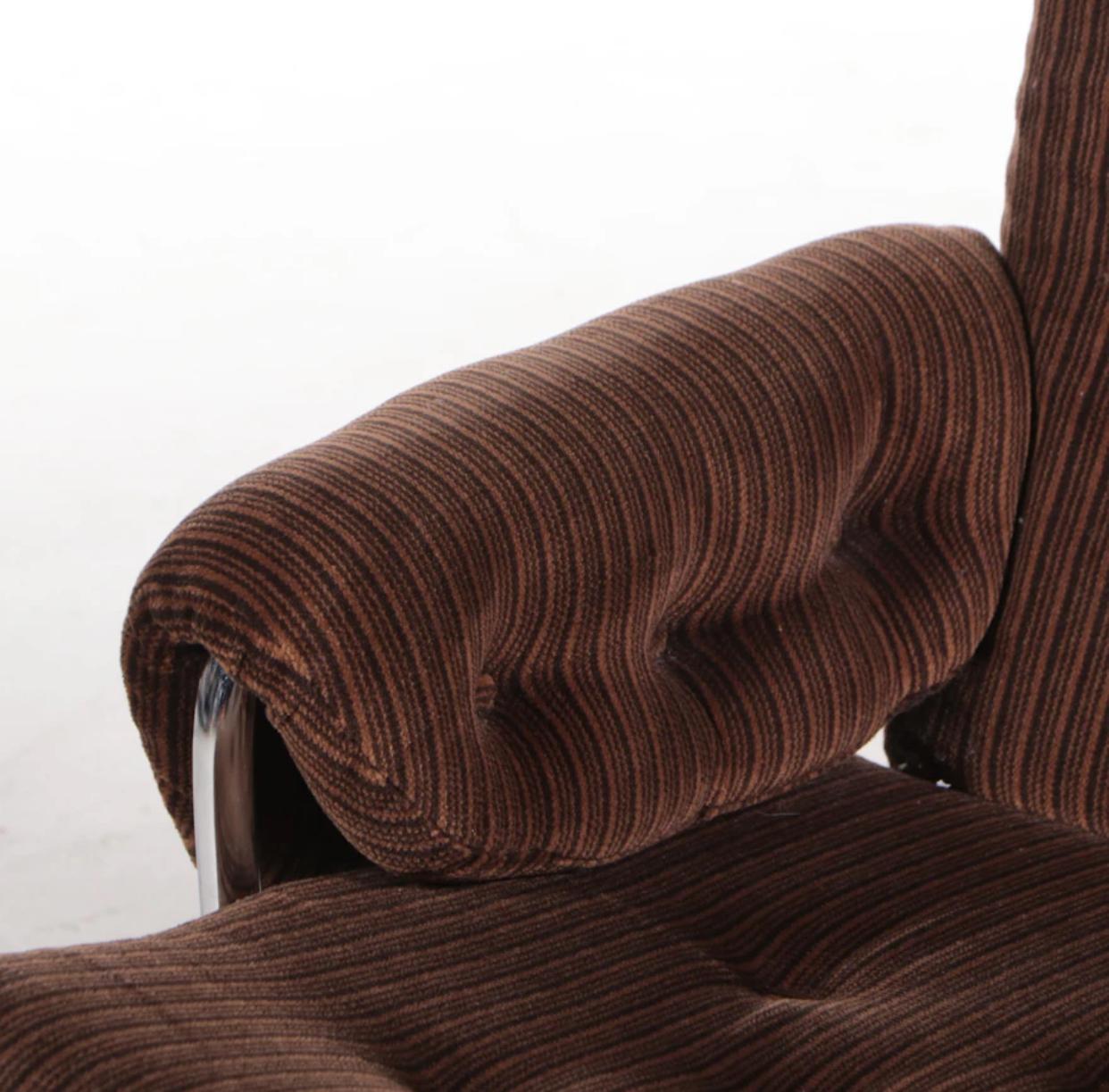 Ce fauteuil pivotant est un croisement entre la célèbre chaise longue 