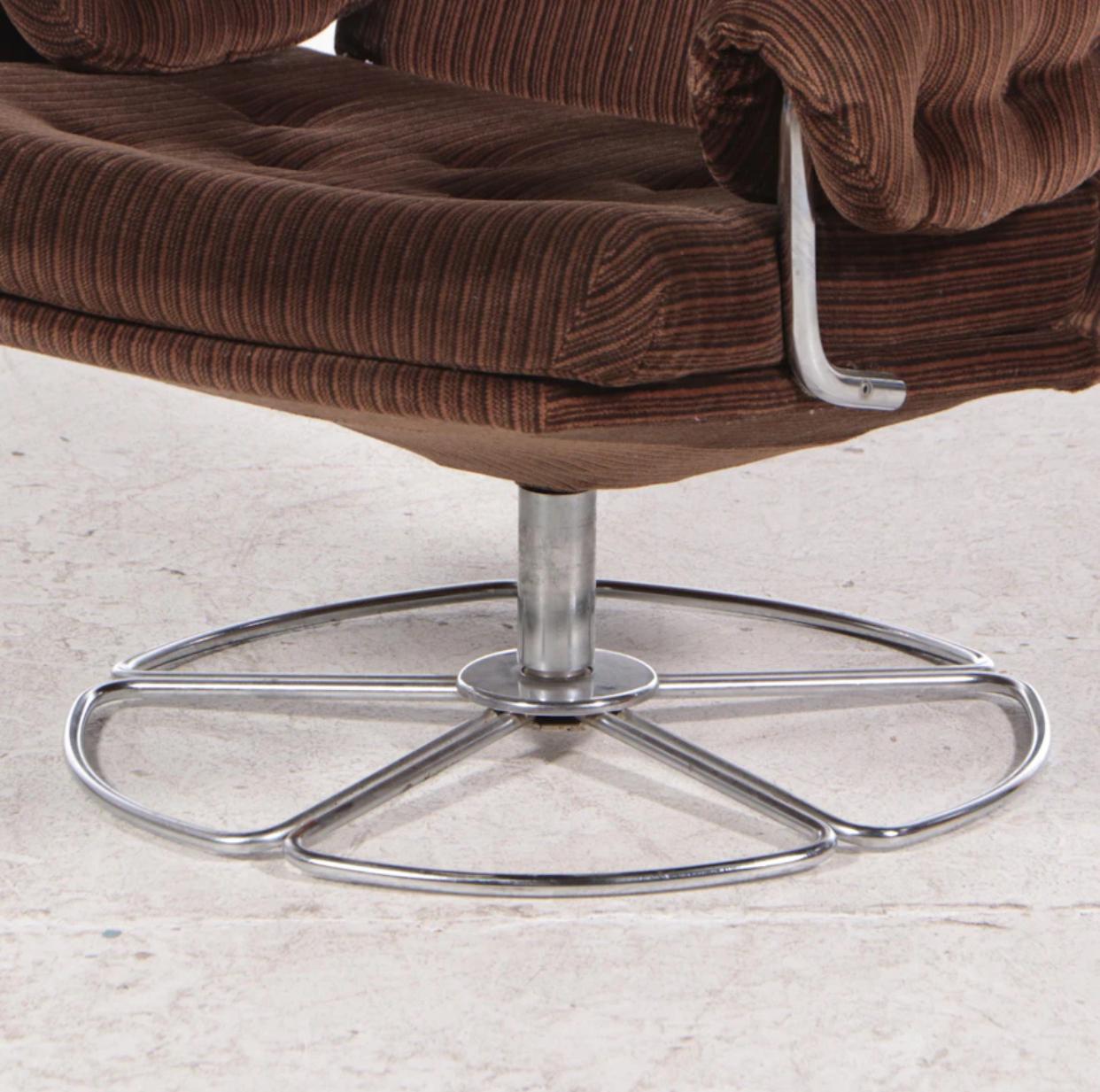Bruno Mathsson for Dux Chrome Based Swivel Lounge Chair. 1 of 2 In Good Condition For Sale In Chicago, IL