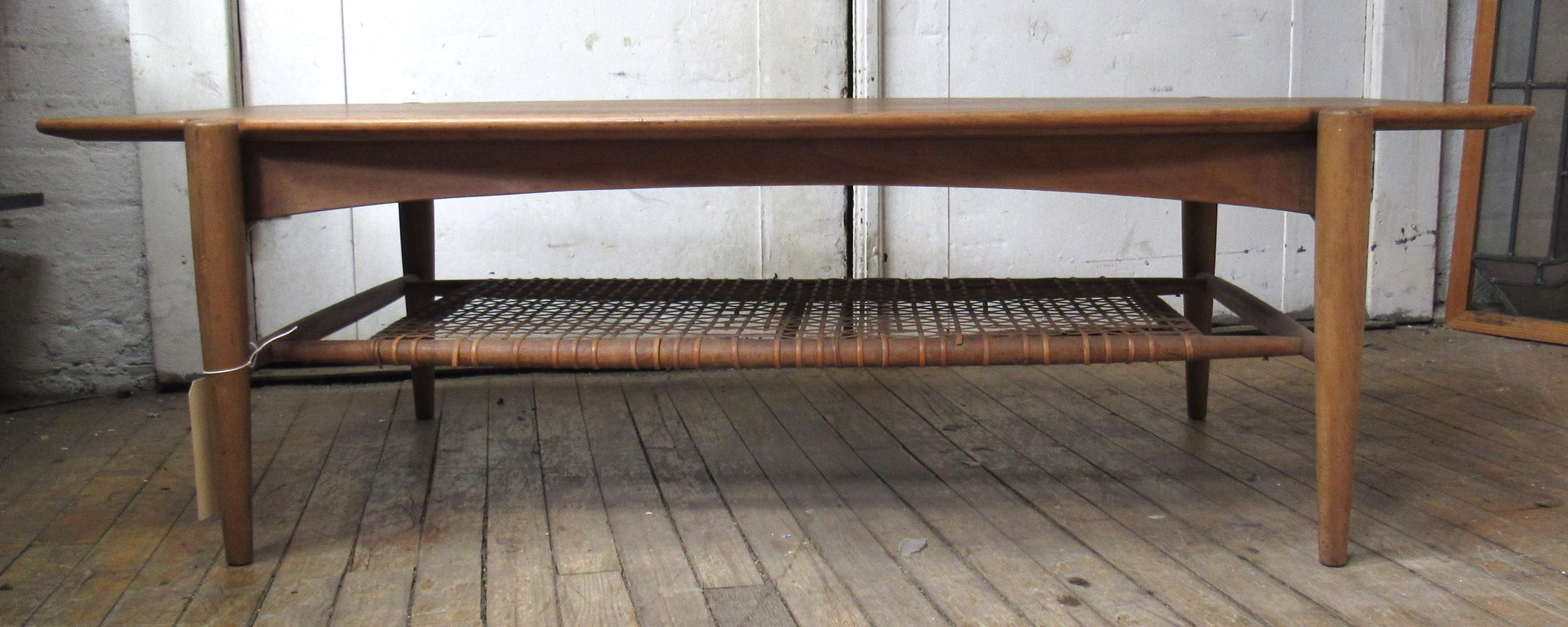 Table basse moderne danoise fabriquée par DUX avec étagère tissée. 
Veuillez confirmer le lieu NY ou NJ.