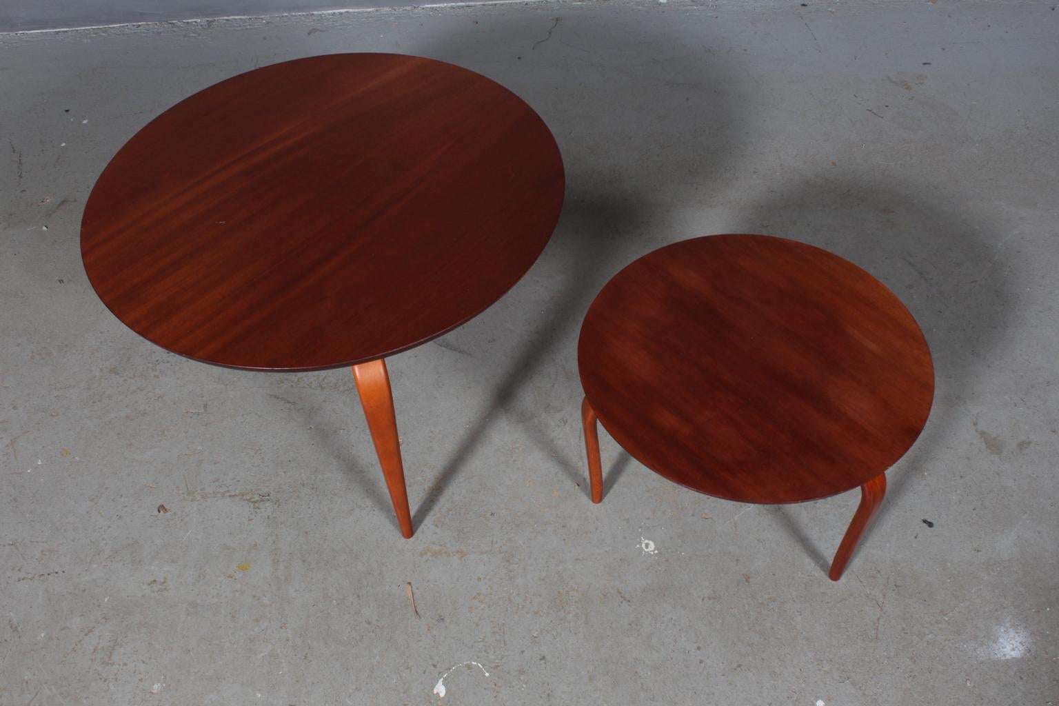 Bruno Mathsson for DUX, pair of mahogany side tables, model Annika. Measure: H. 42, Ø 65 cm. H. 30 Ø. 45 cm. Marked under tabletop. Traces of normal wear and tear.

  