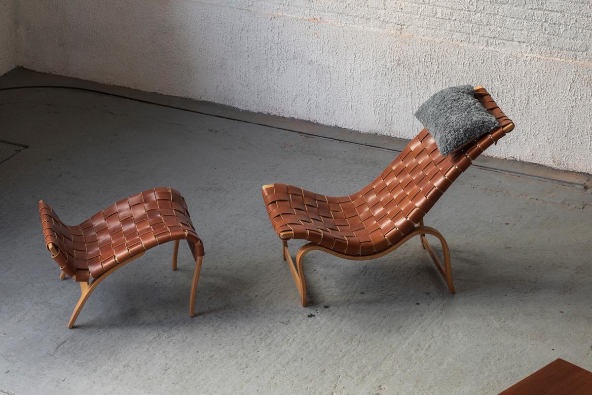 Lounge chair ‘Vilstol 36’, designed by Bruno Mathsson and produced in Sweden by Karl Mathsson in the 1930’s. The design was established in 1936. This chair is made out of bent beech plywood and dark chocolate brown leather straps. The woven design