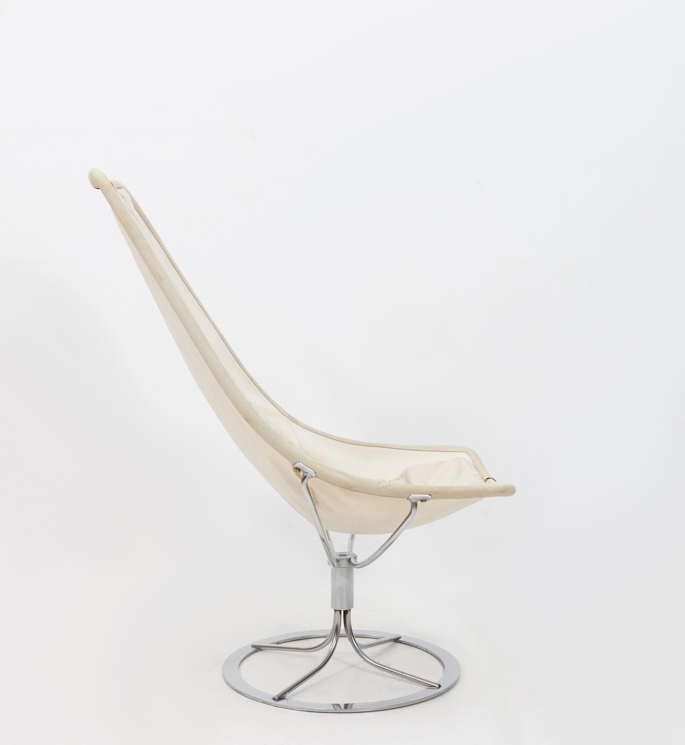 The “Jetson” lounge chair. Design Bruno Mathsson for Dux Zweden, 1960s . Canvas crème color

with a leather rim. Chrome rotatable base. Very nice elegant chair. Good condition.

 